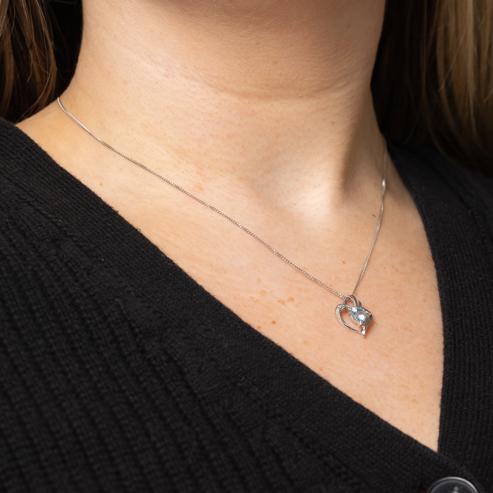 Pendentif et collier cœur en topaze et diamants | 0,90 ct, 0,01 ct au total | 43 cm |