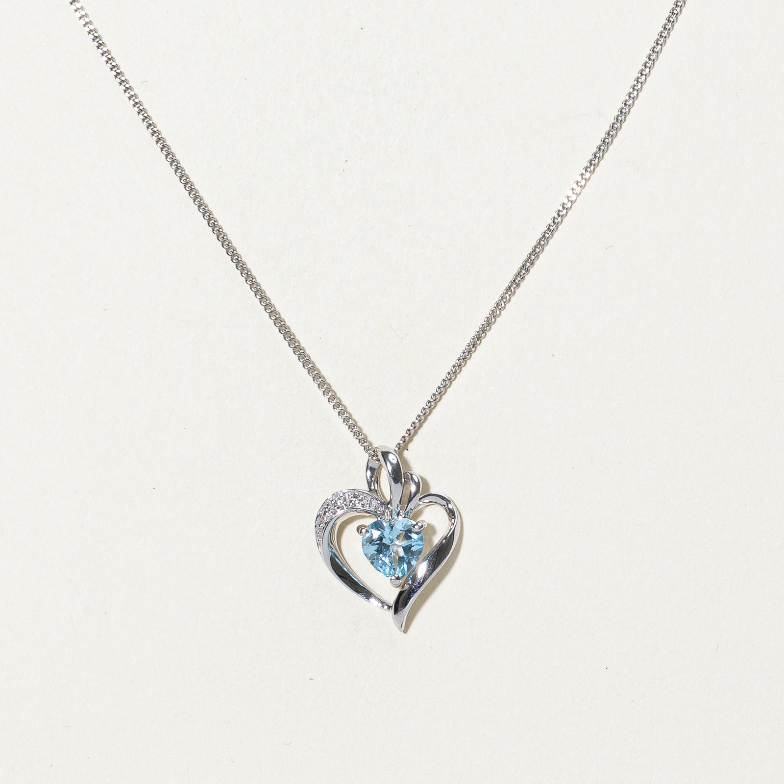 Pendentif et collier cœur en topaze et diamants | 0,90 ct, 0,01 ct au total | 43 cm |