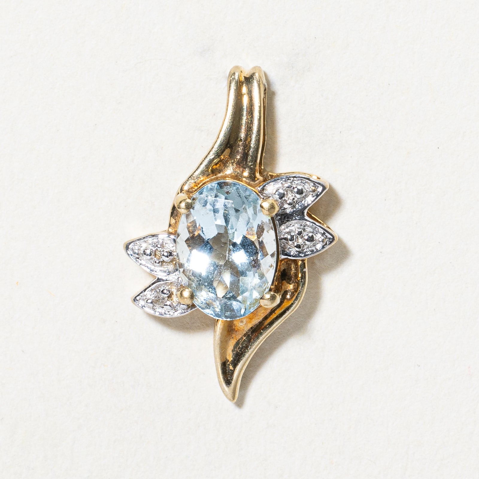 Aquamarine & Diamond Pendant | 0.70ct, 0.005ct |