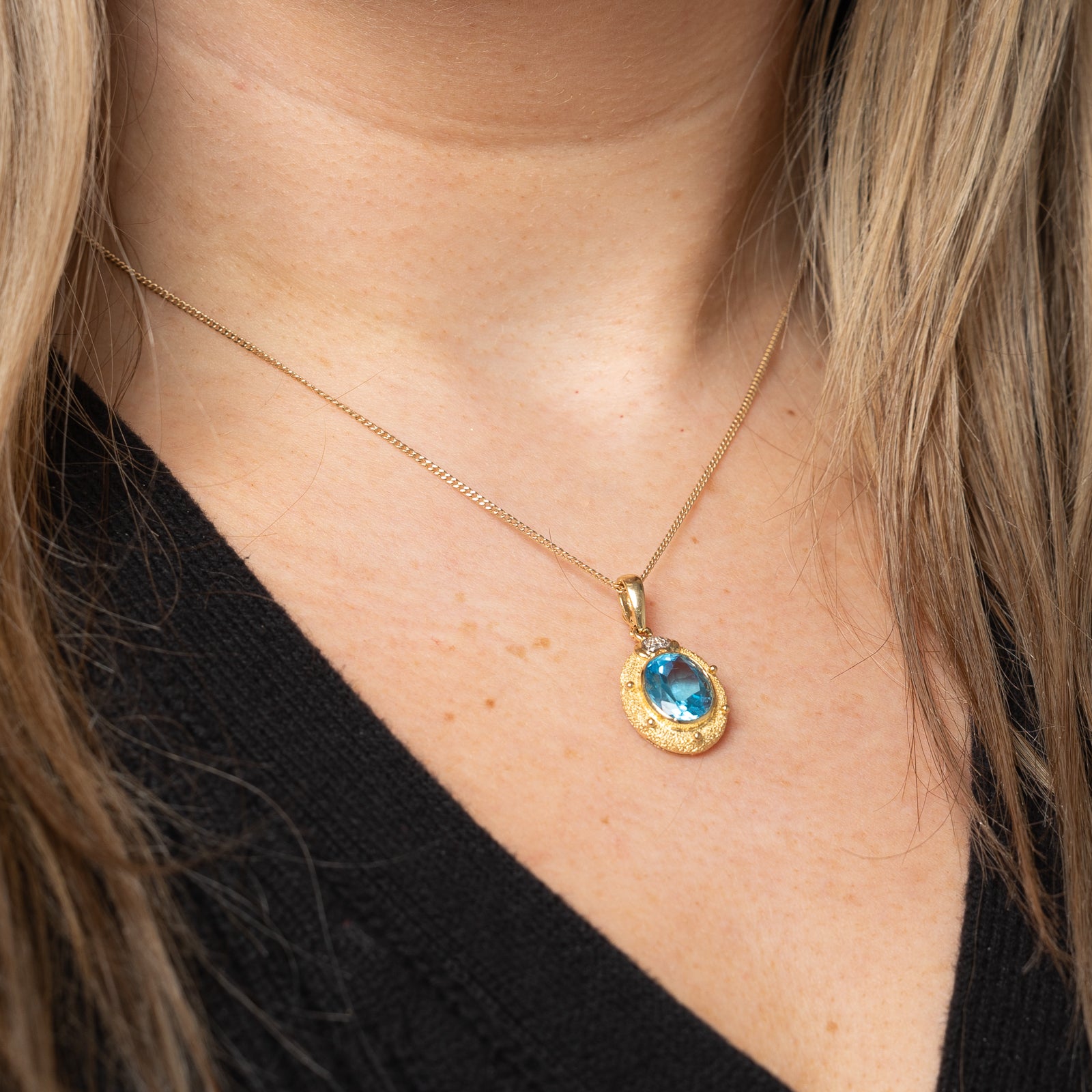 Pendentif en topaze ovale et diamants | 4,00 ct, 0,015 ct au total |