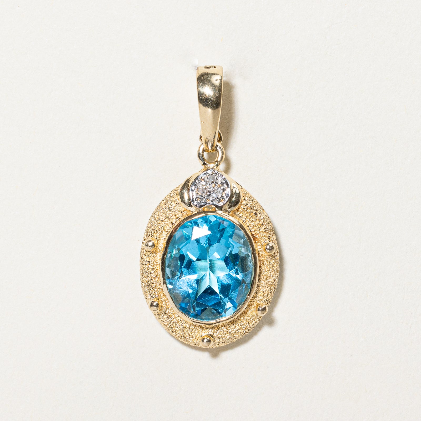 Pendentif en topaze ovale et diamants | 4,00 ct, 0,015 ct au total |