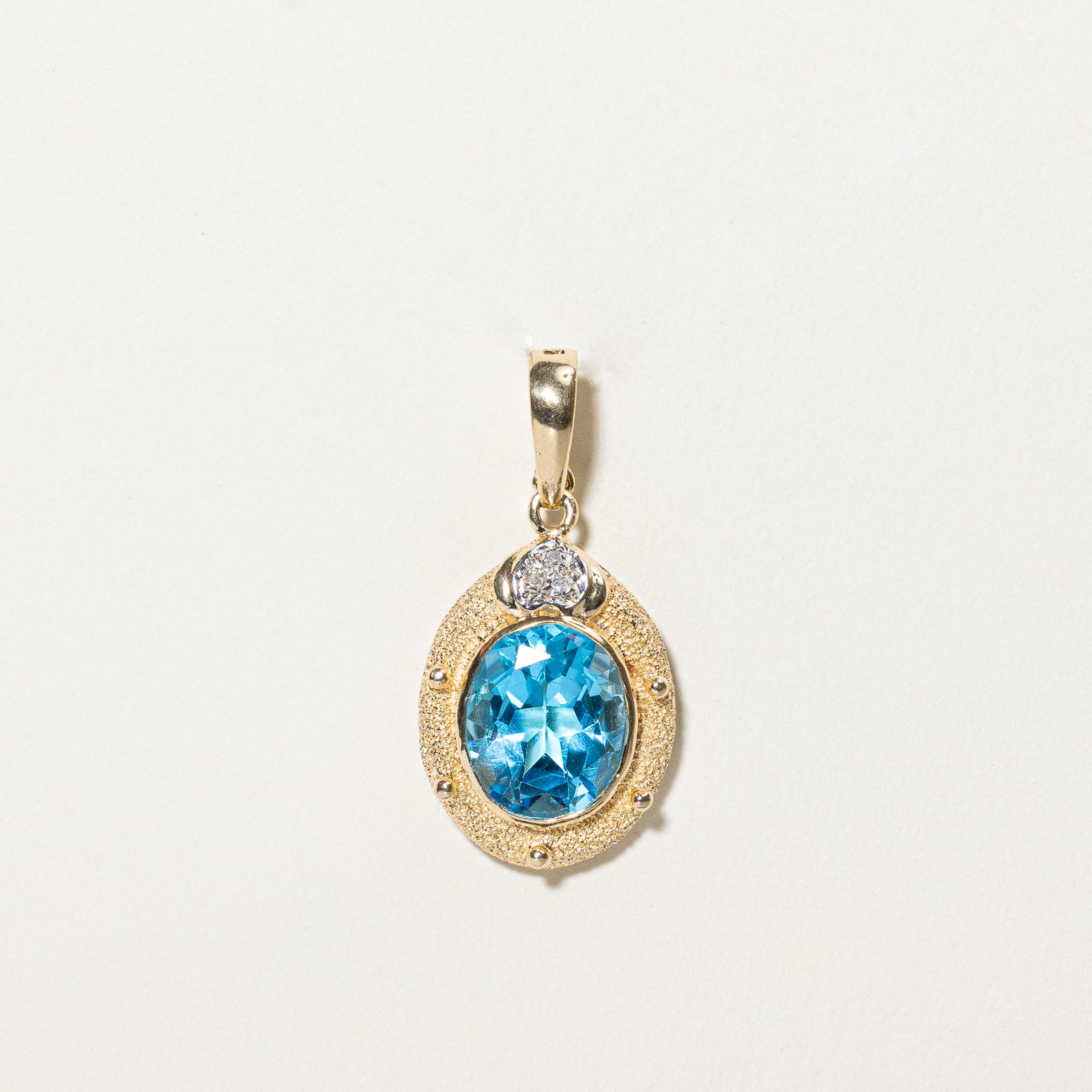 Pendentif en topaze ovale et diamants | 4,00 ct, 0,015 ct au total |