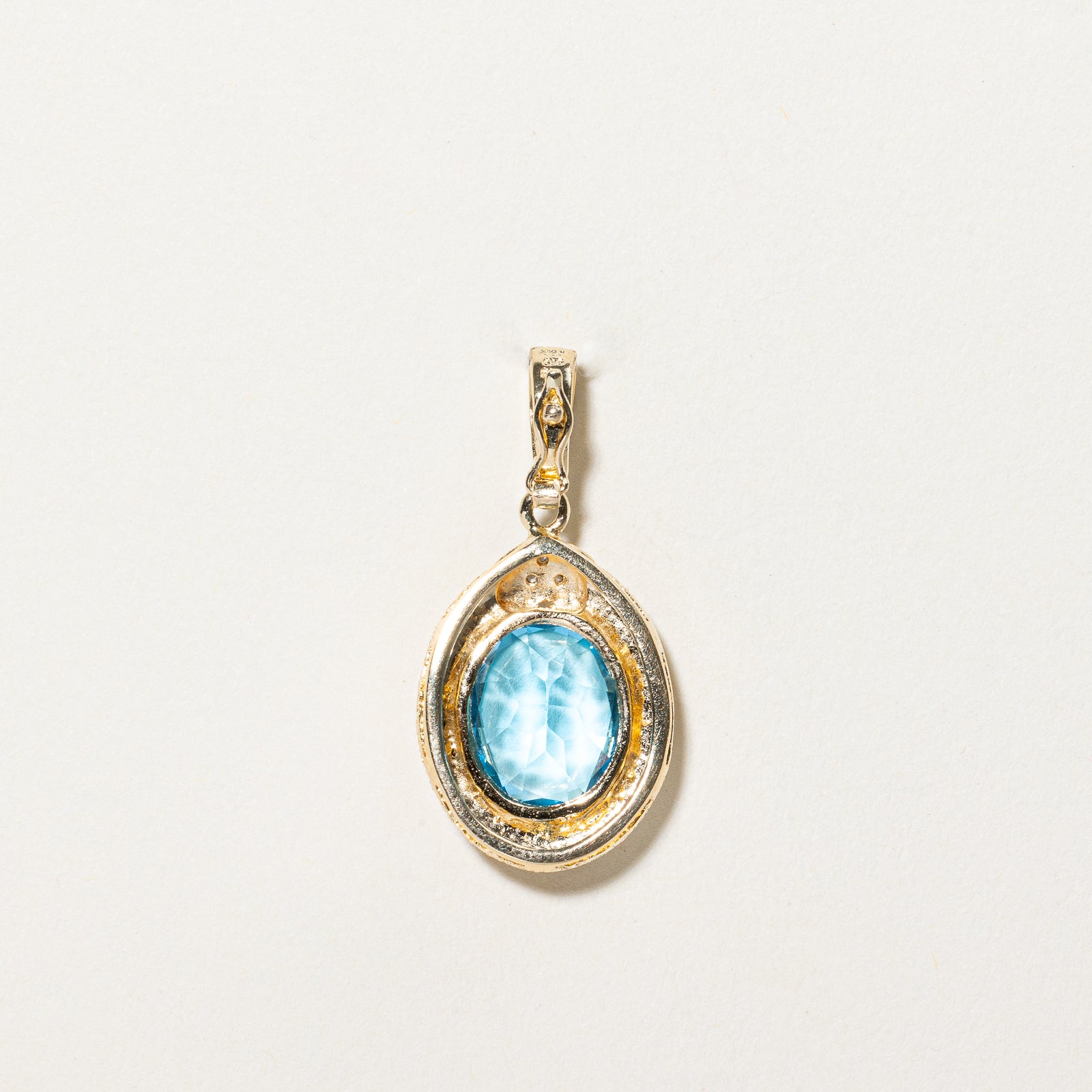 Pendentif en topaze ovale et diamants | 4,00 ct, 0,015 ct au total |