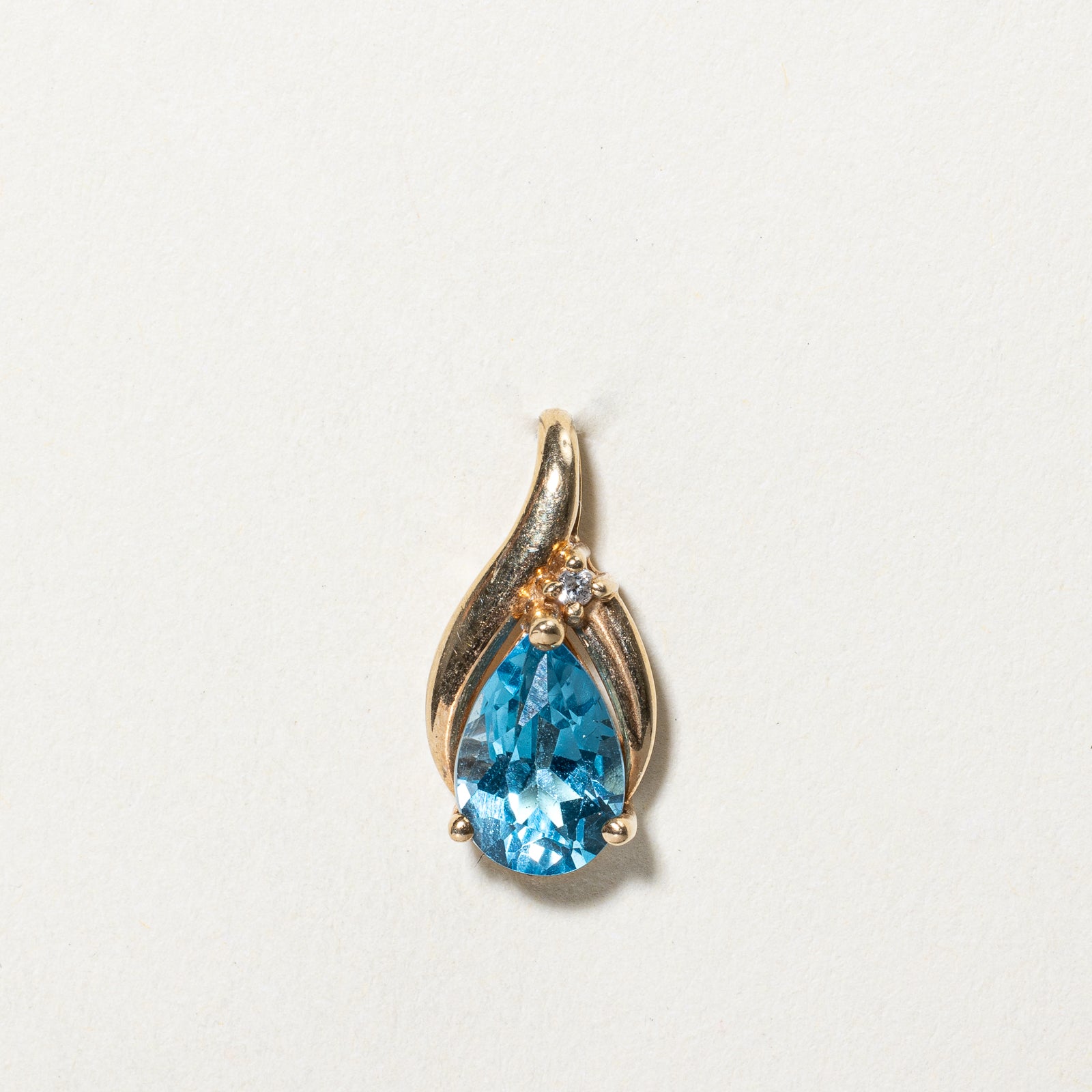 Topaz & Diamond Pendant | 1.70ct, 0.007ct |