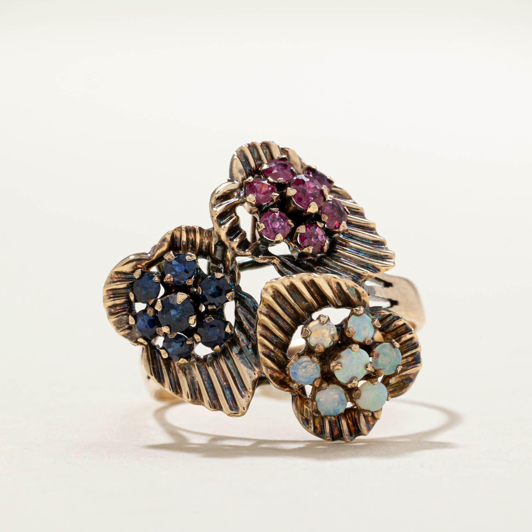 Bague cocktail sertie de rubis, saphirs et opales | 0,90 ct | Taille 8