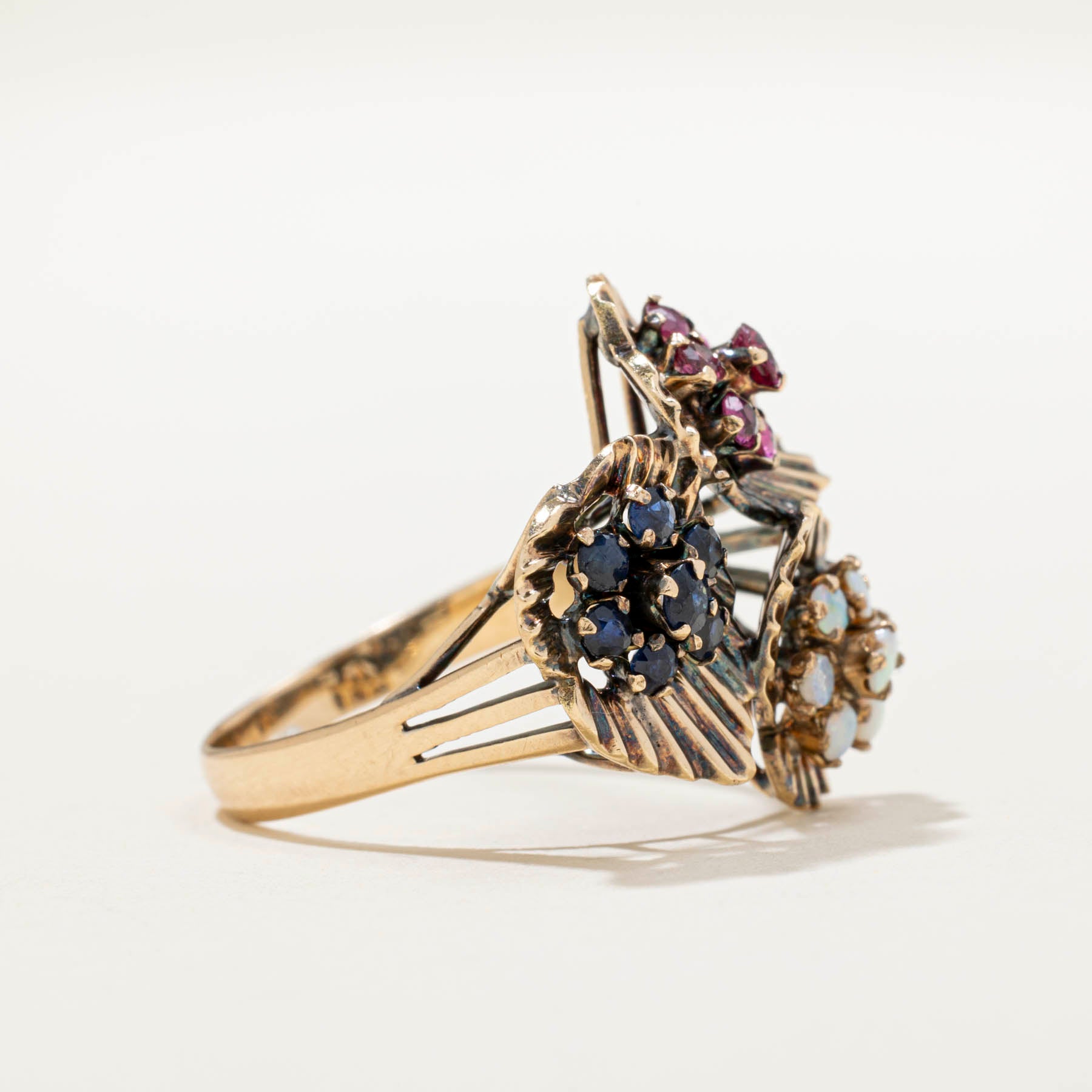 Bague cocktail sertie de rubis, saphirs et opales | 0,90 ct | Taille 8