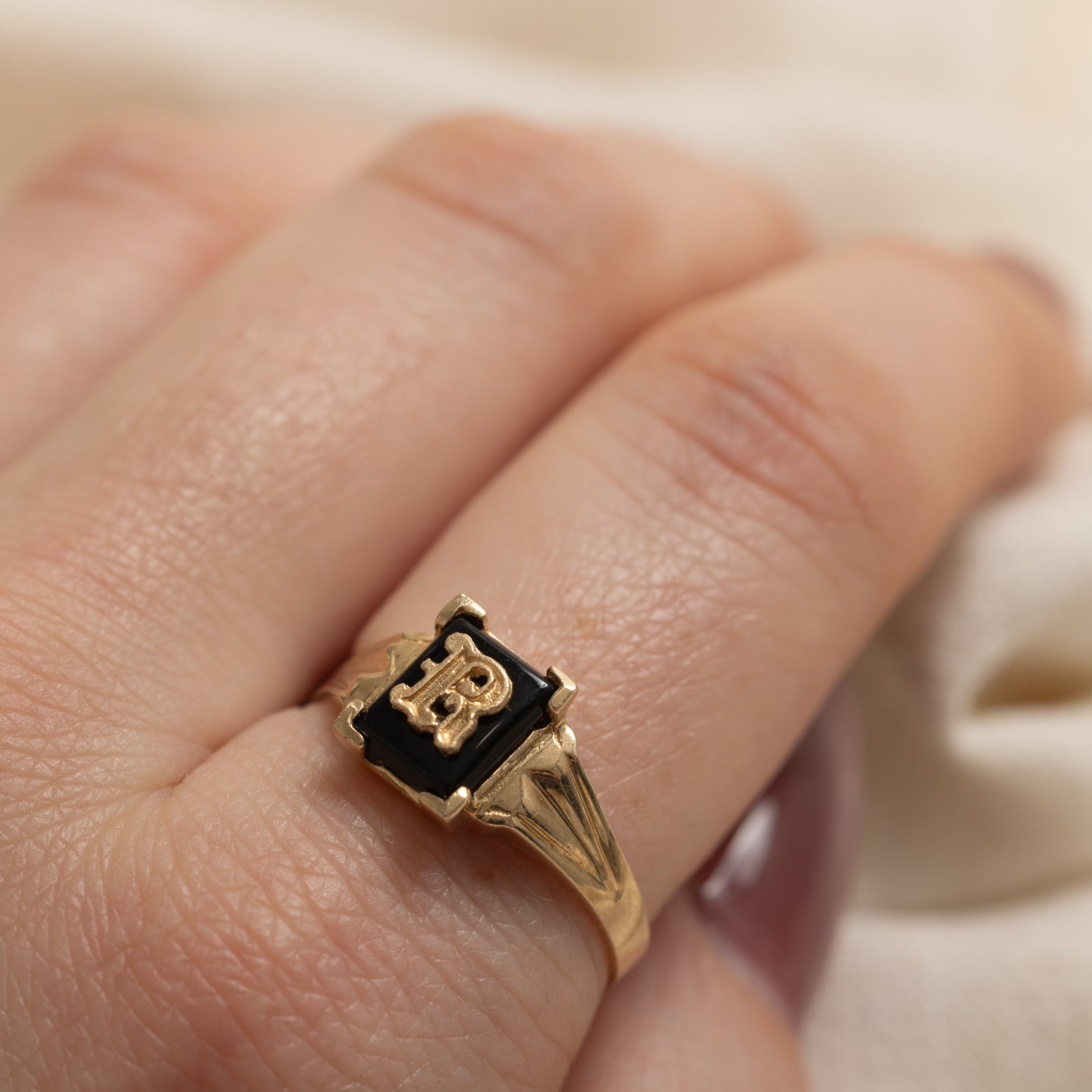 10K Onyx 'R' Initial Ring | 0.80ct | SZ 8.75