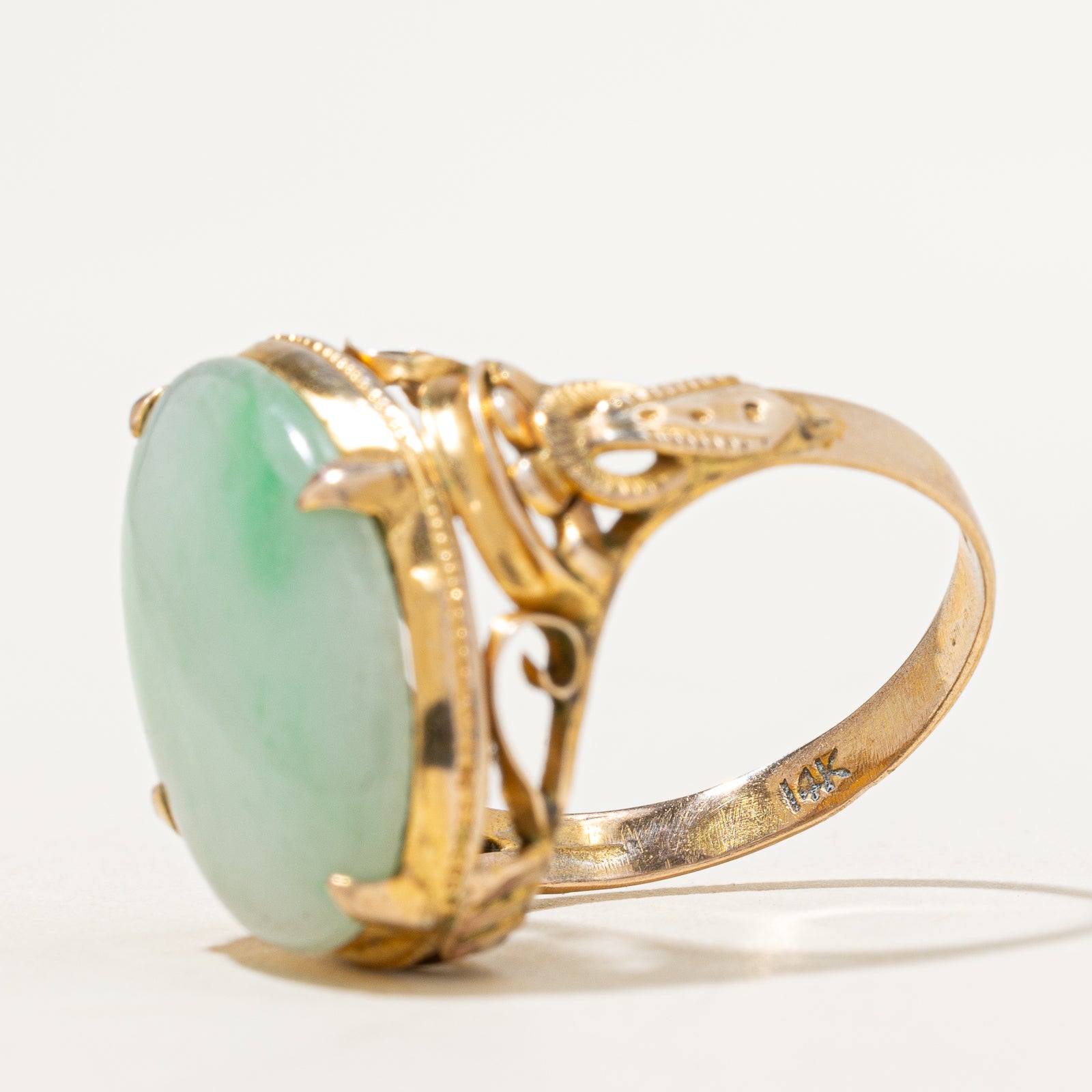 Bague cocktail ovale en jade texturé avec cabochon | 15,00 ct | Taille 6,25