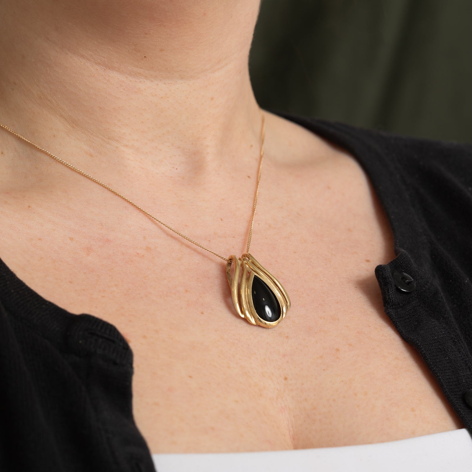Pear Cabochon Onyx Grooved Pendant | 5.00ct