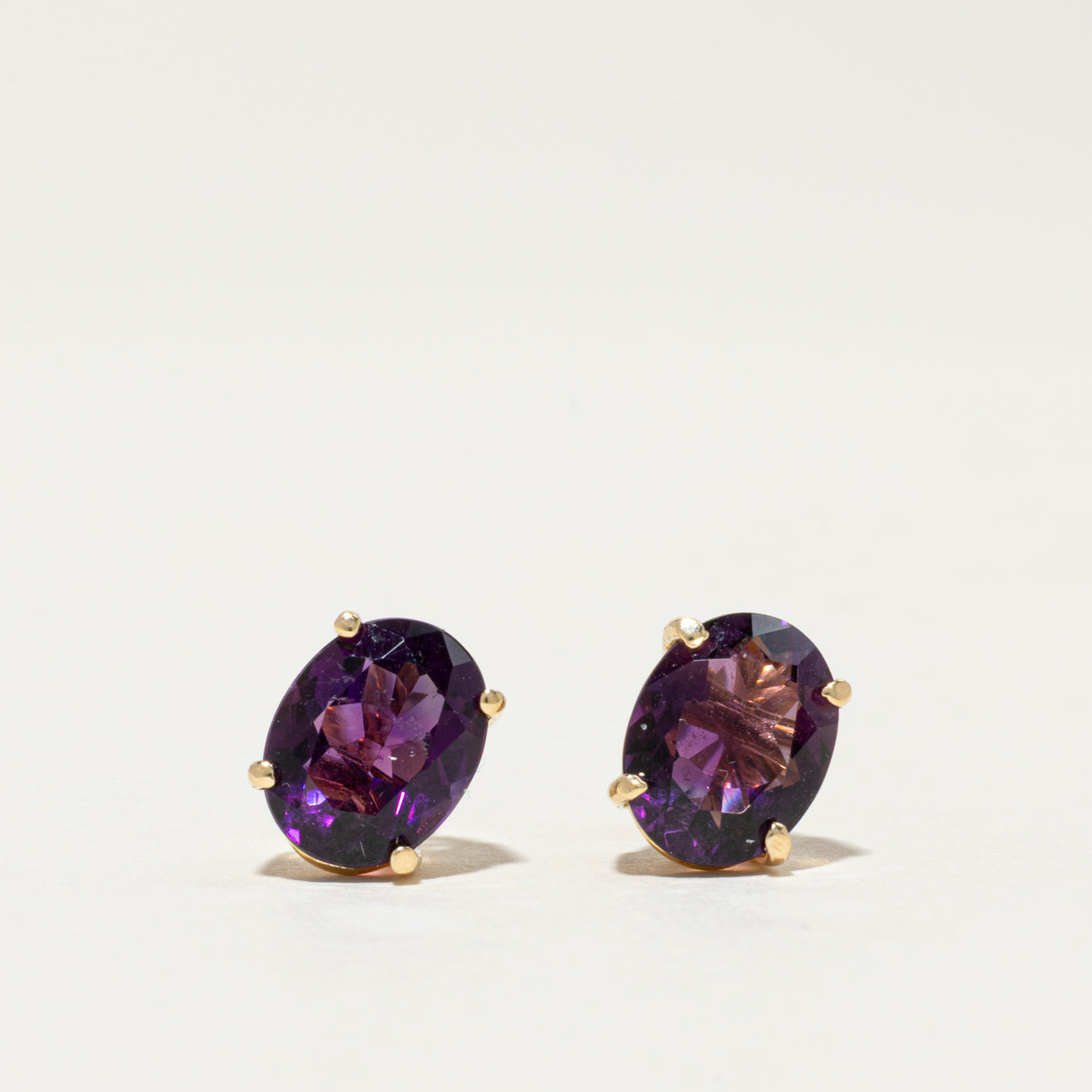 Boucles d'oreilles puces en or 14 carats avec améthyste ovale | 3,00 ct