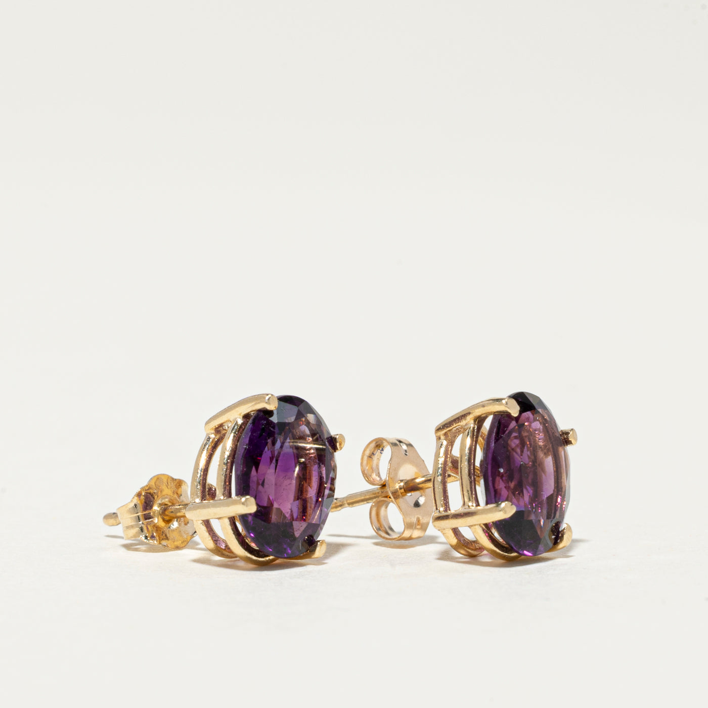 Boucles d'oreilles puces en or 14 carats avec améthyste ovale | 3,00 ct