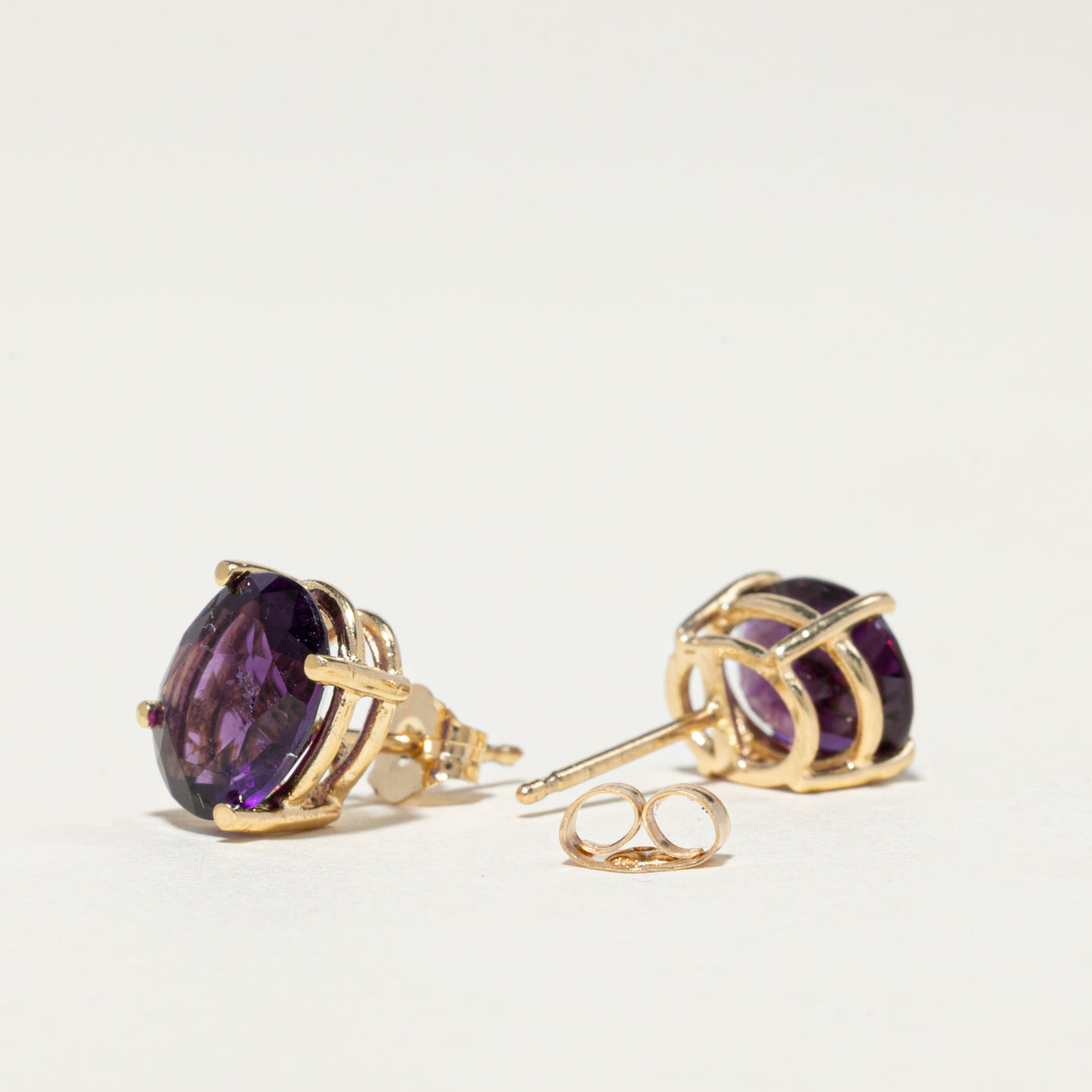 Boucles d'oreilles puces en or 14 carats avec améthyste ovale | 3,00 ct