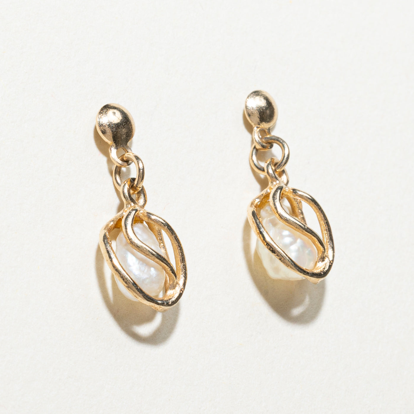 Boucles d'oreilles pendantes en perles baroques 14 carats