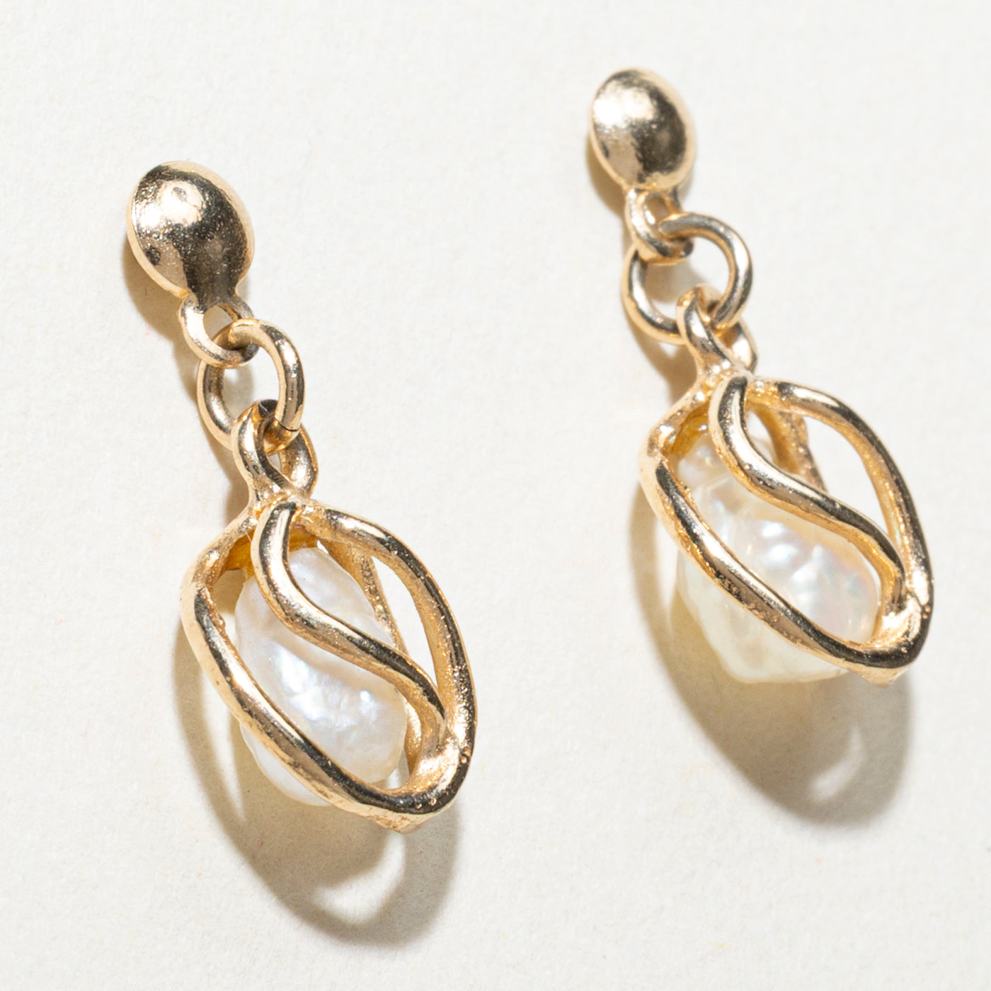 Boucles d'oreilles pendantes en perles baroques 14 carats