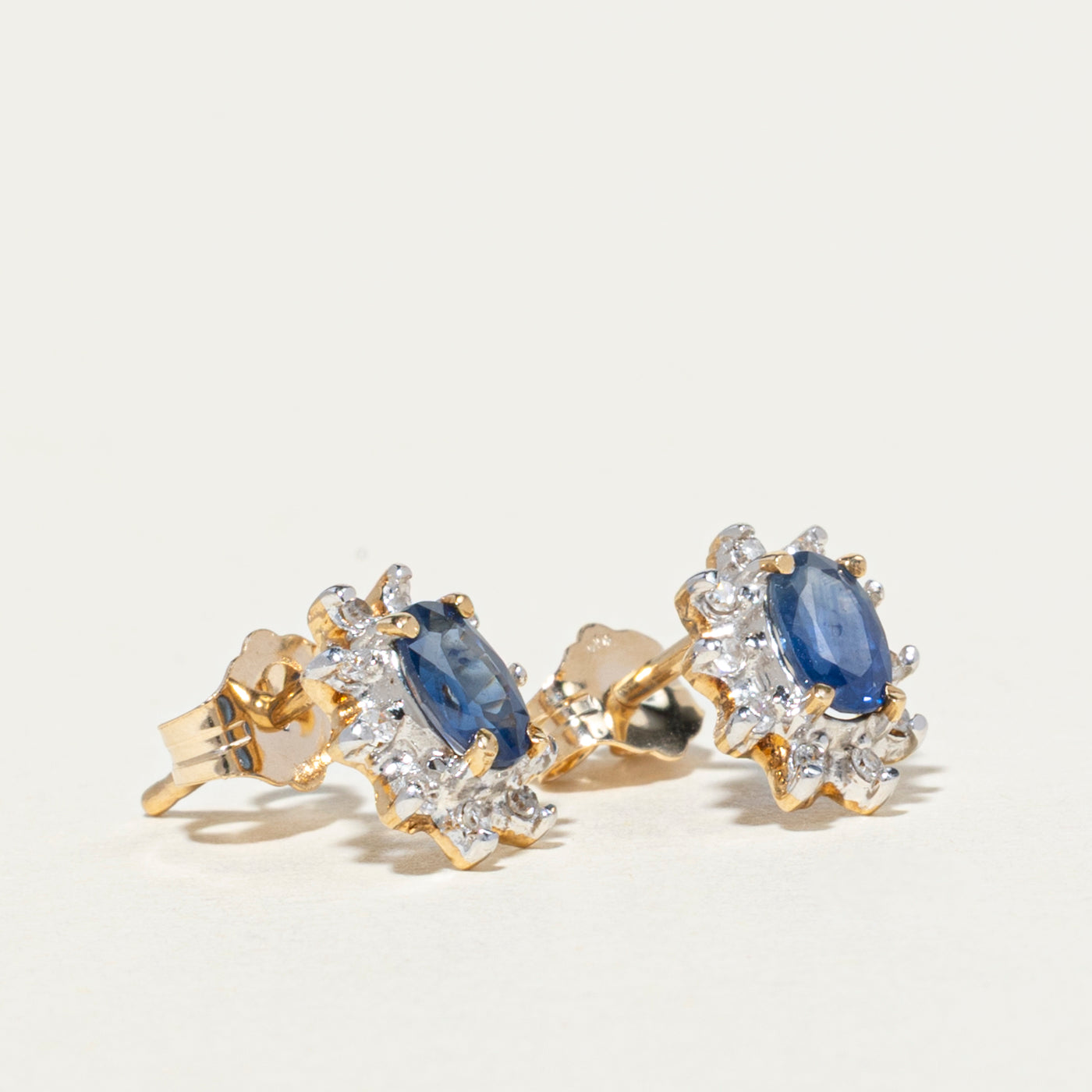 Boucles d'oreilles puces en forme de pétales, saphirs et diamants | 0,50 ct et 0,10 ct