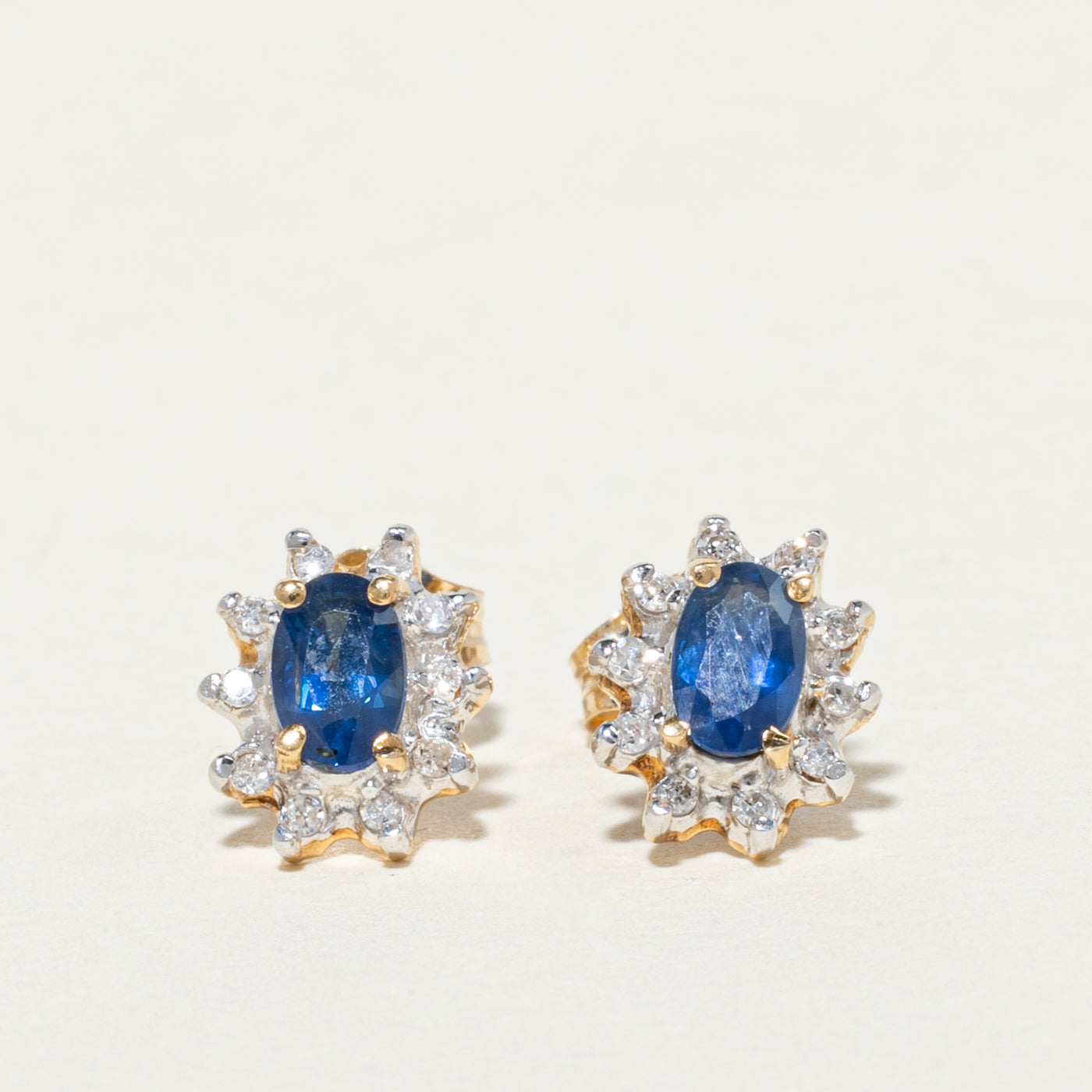 Boucles d'oreilles puces en forme de pétales, saphirs et diamants | 0,50 ct et 0,10 ct