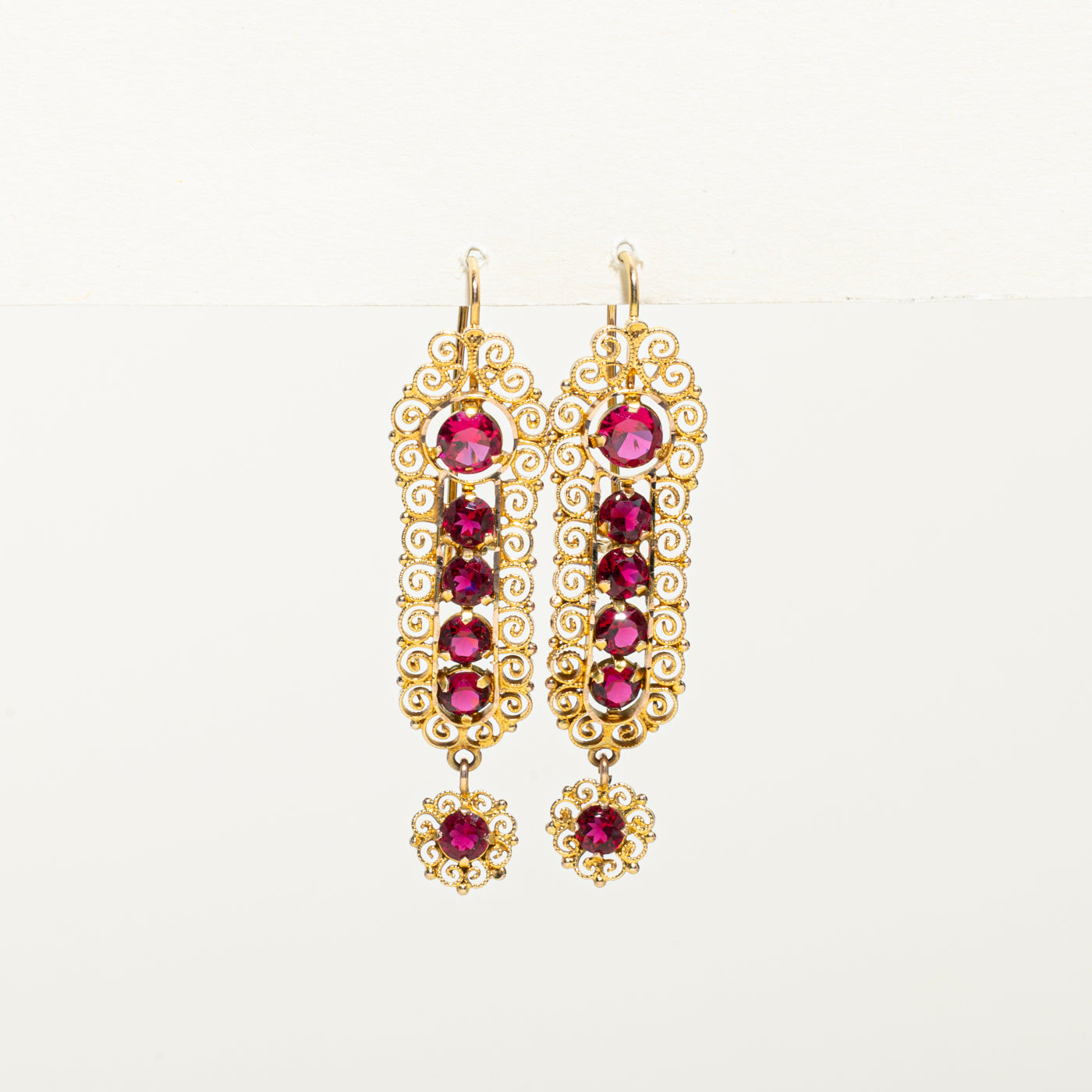 Boucles d'oreilles pendantes en or 10 carats serties de rubis synthétiques (4,20 ct au total) | 4,20 ct