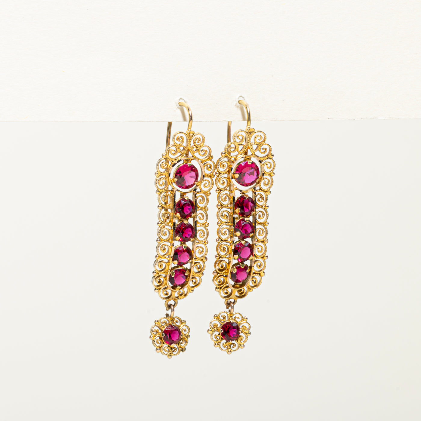 Boucles d'oreilles pendantes en or 10 carats serties de rubis synthétiques (4,20 ct au total) | 4,20 ct