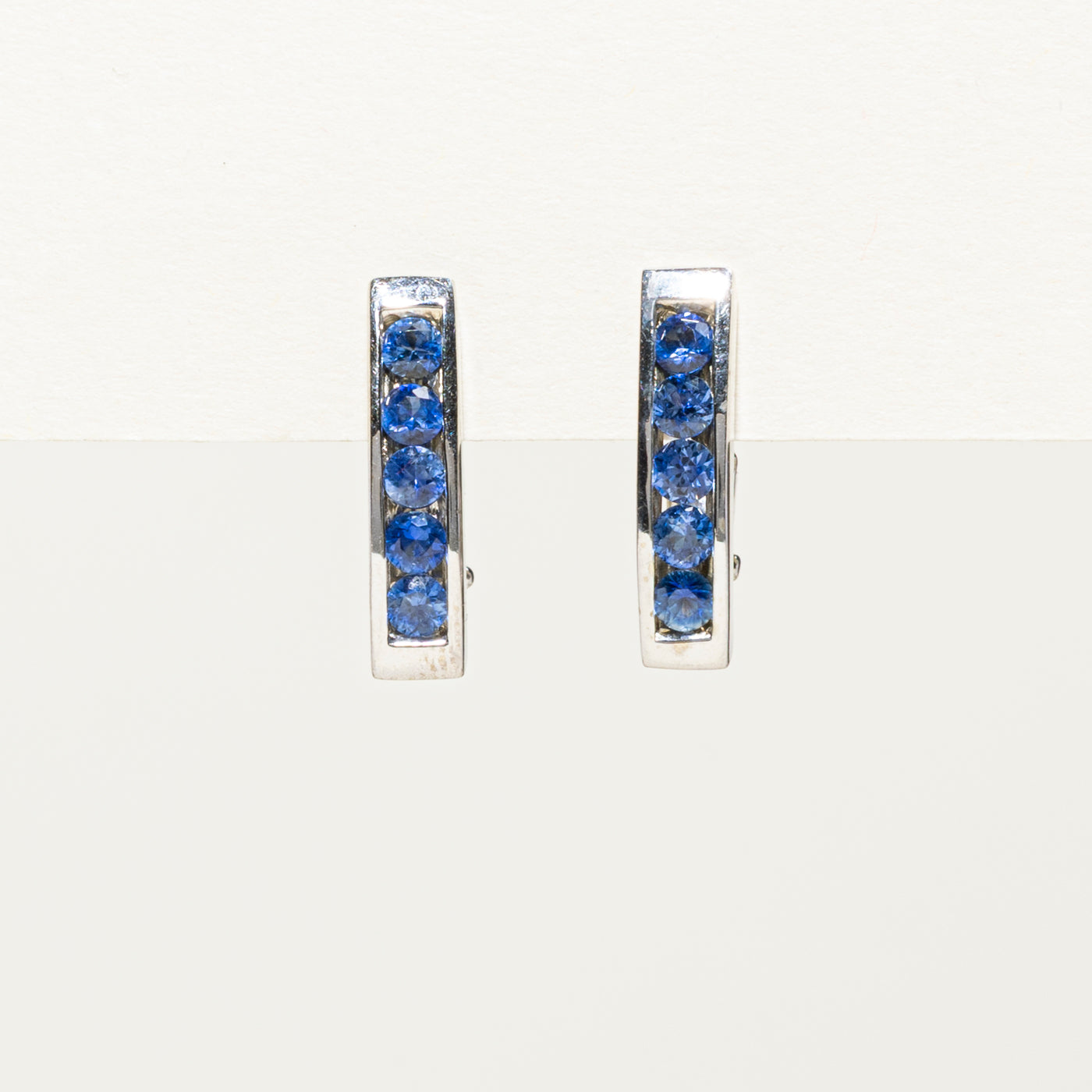 Boucles d'oreilles saphir serties en canal 18 carats | 1,20 ct