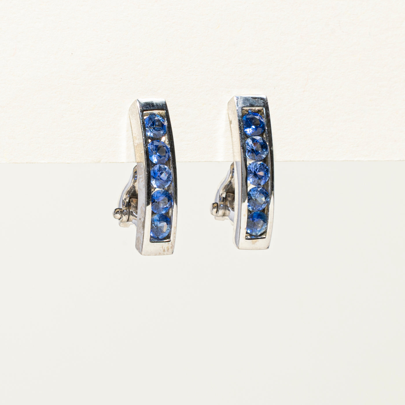 Boucles d'oreilles saphir serties en canal 18 carats | 1,20 ct