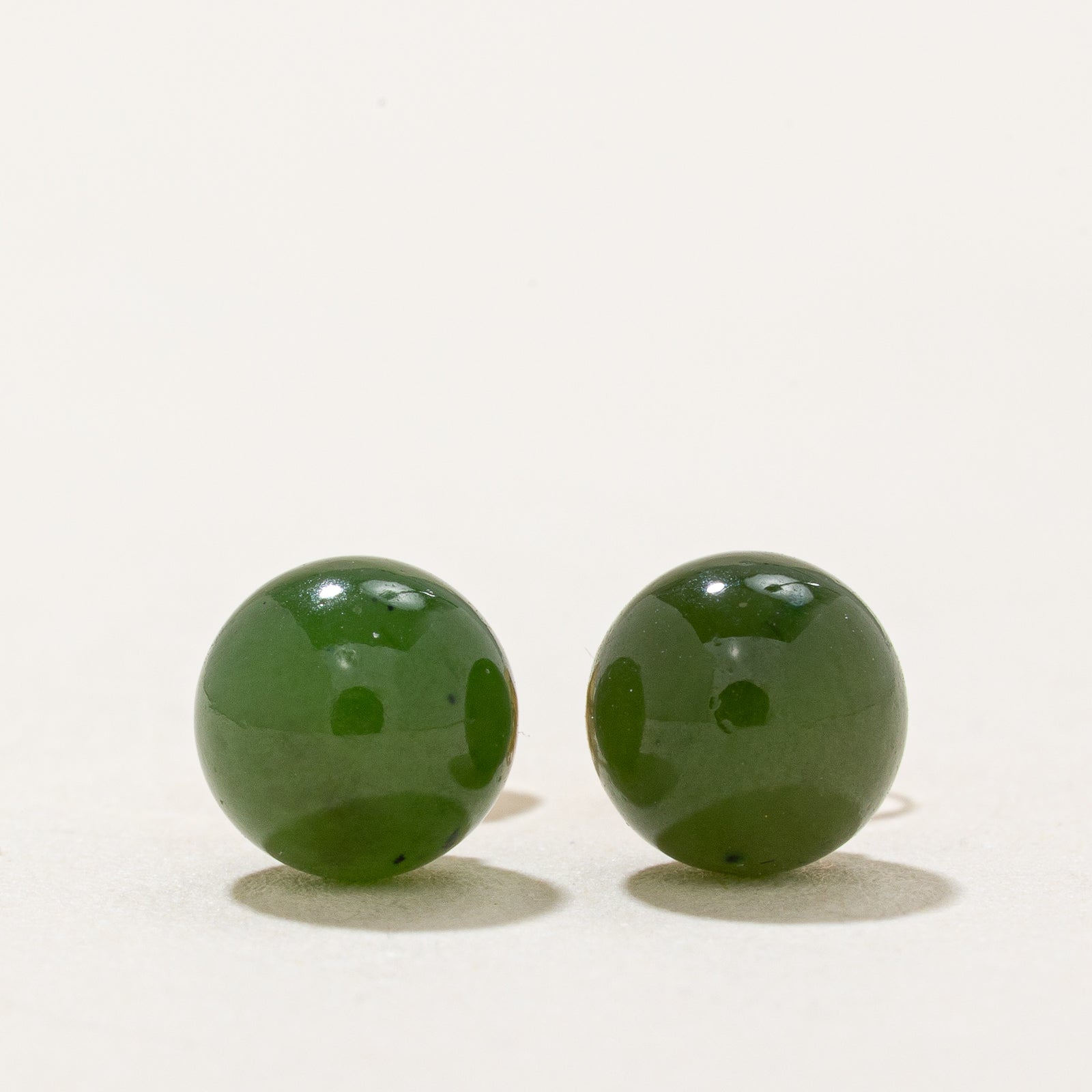 Boucles d'oreilles puces en forme de sphère de jade néphrite | 2,20 ct