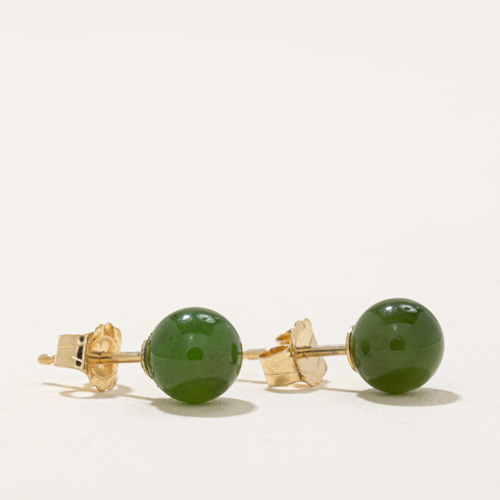 Boucles d'oreilles puces en forme de sphère de jade néphrite | 2,20 ct