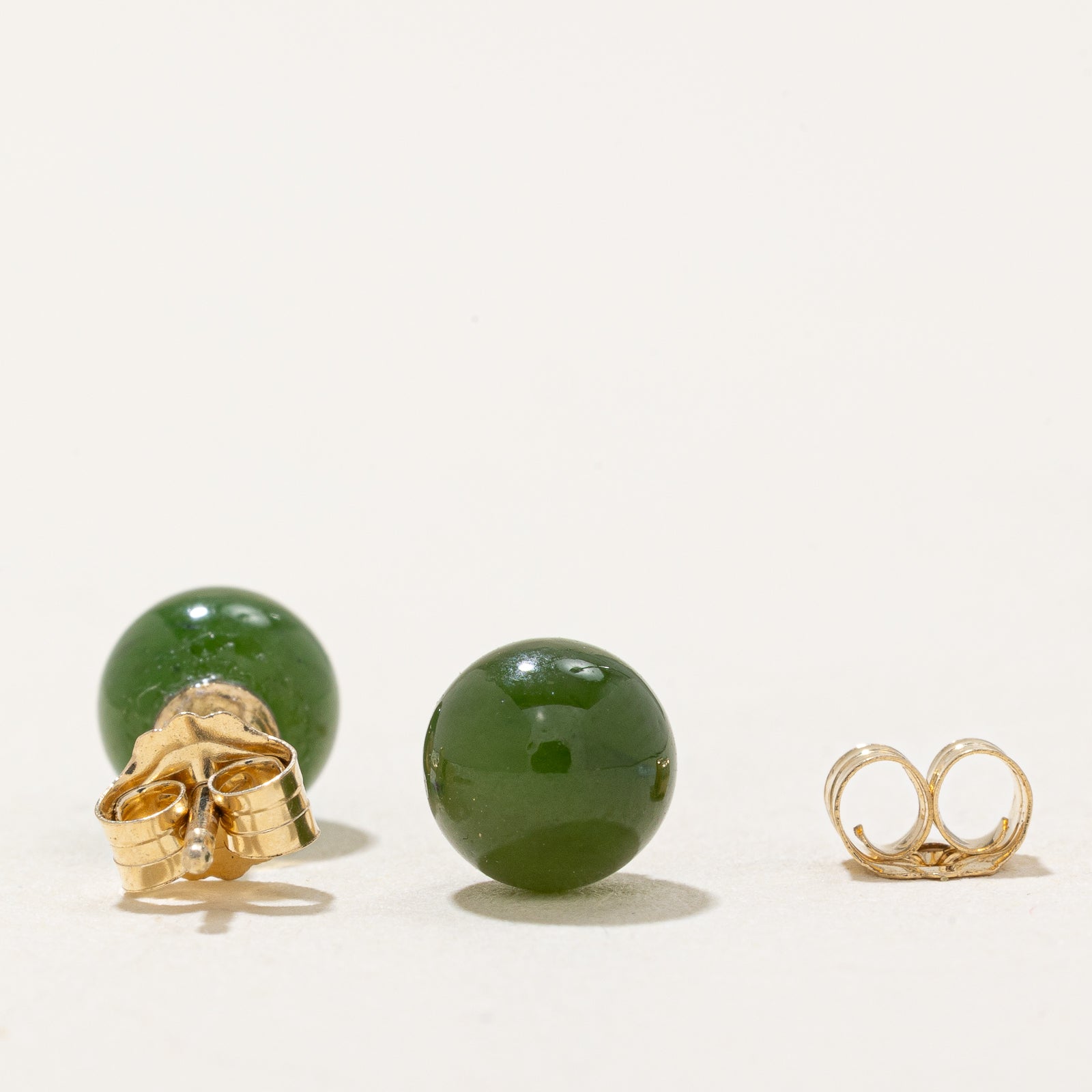 Boucles d'oreilles puces en forme de sphère de jade néphrite | 2,20 ct