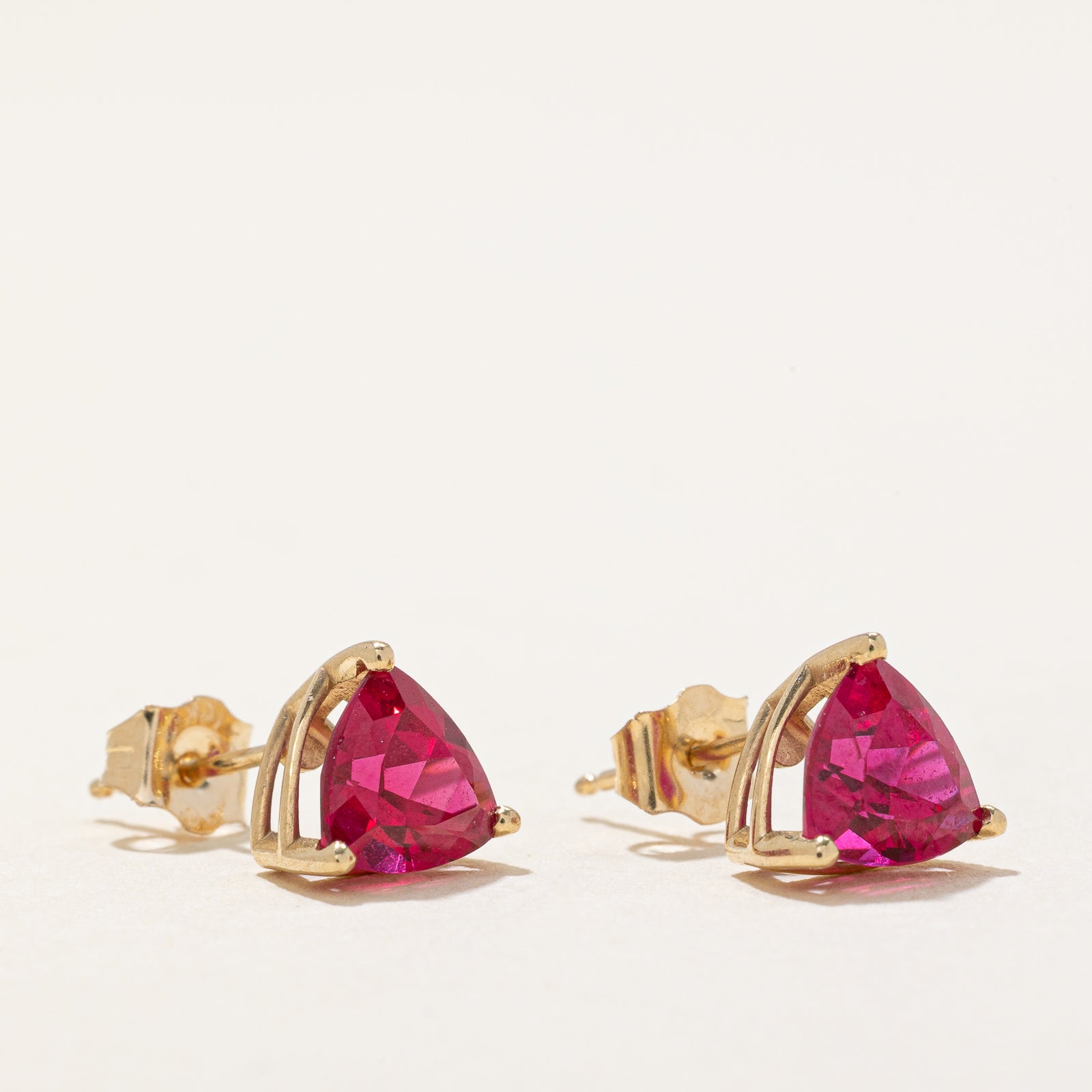 Boucles d'oreilles puces en rubis synthétiques taille trillion | 2,00 ct