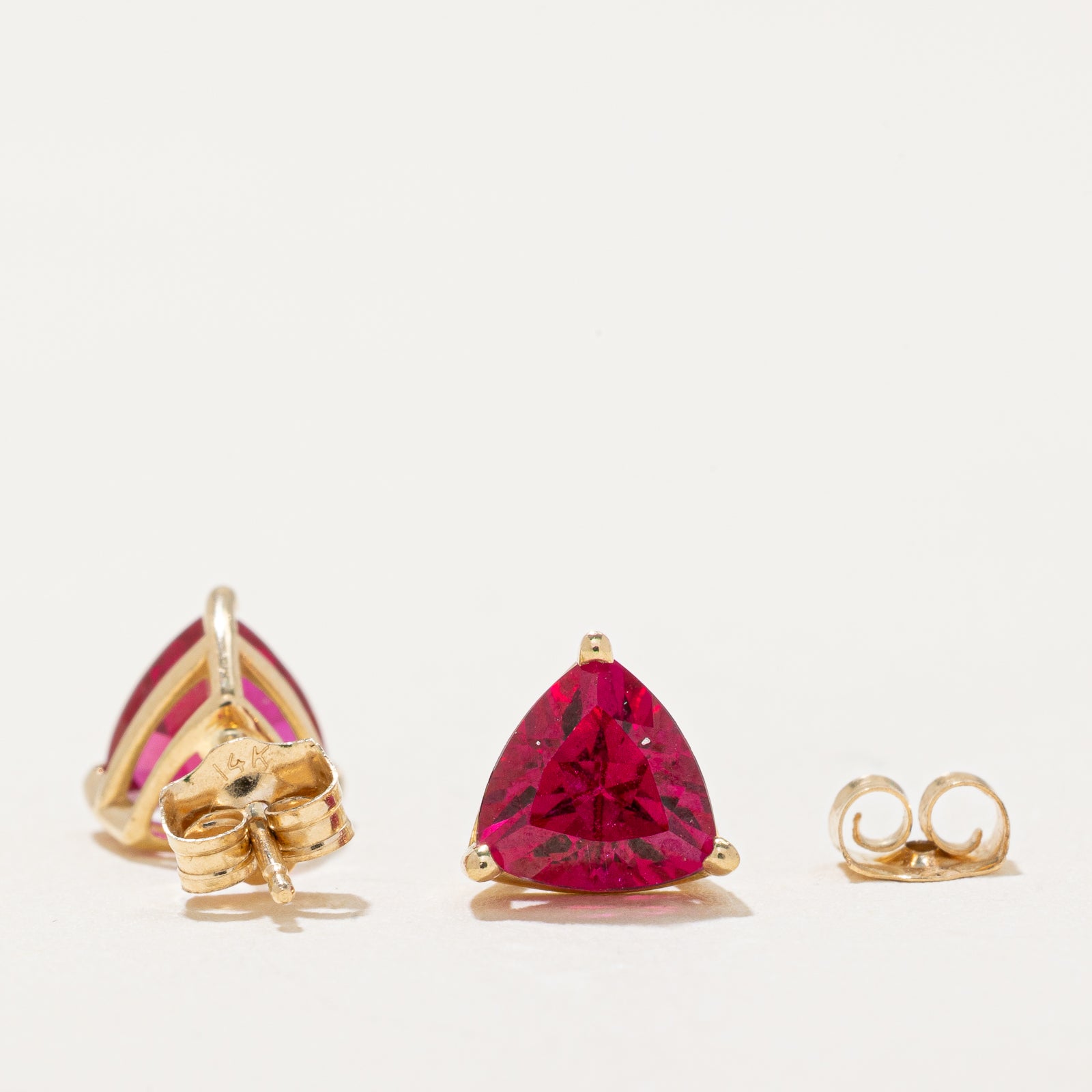 Boucles d'oreilles puces en rubis synthétiques taille trillion | 2,00 ct