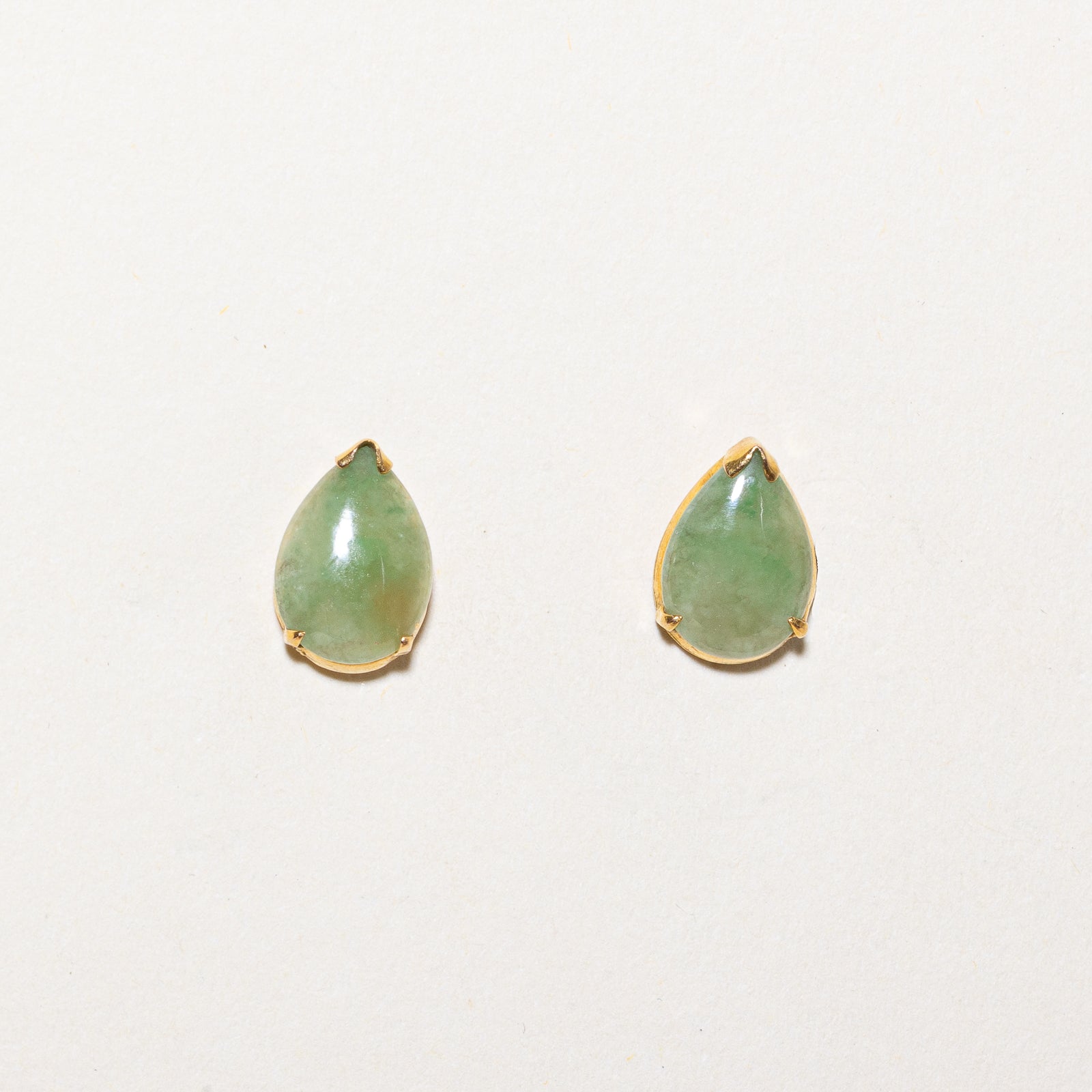 Boucles d'oreilles puces en jade cabochon poire | 2,50 ct