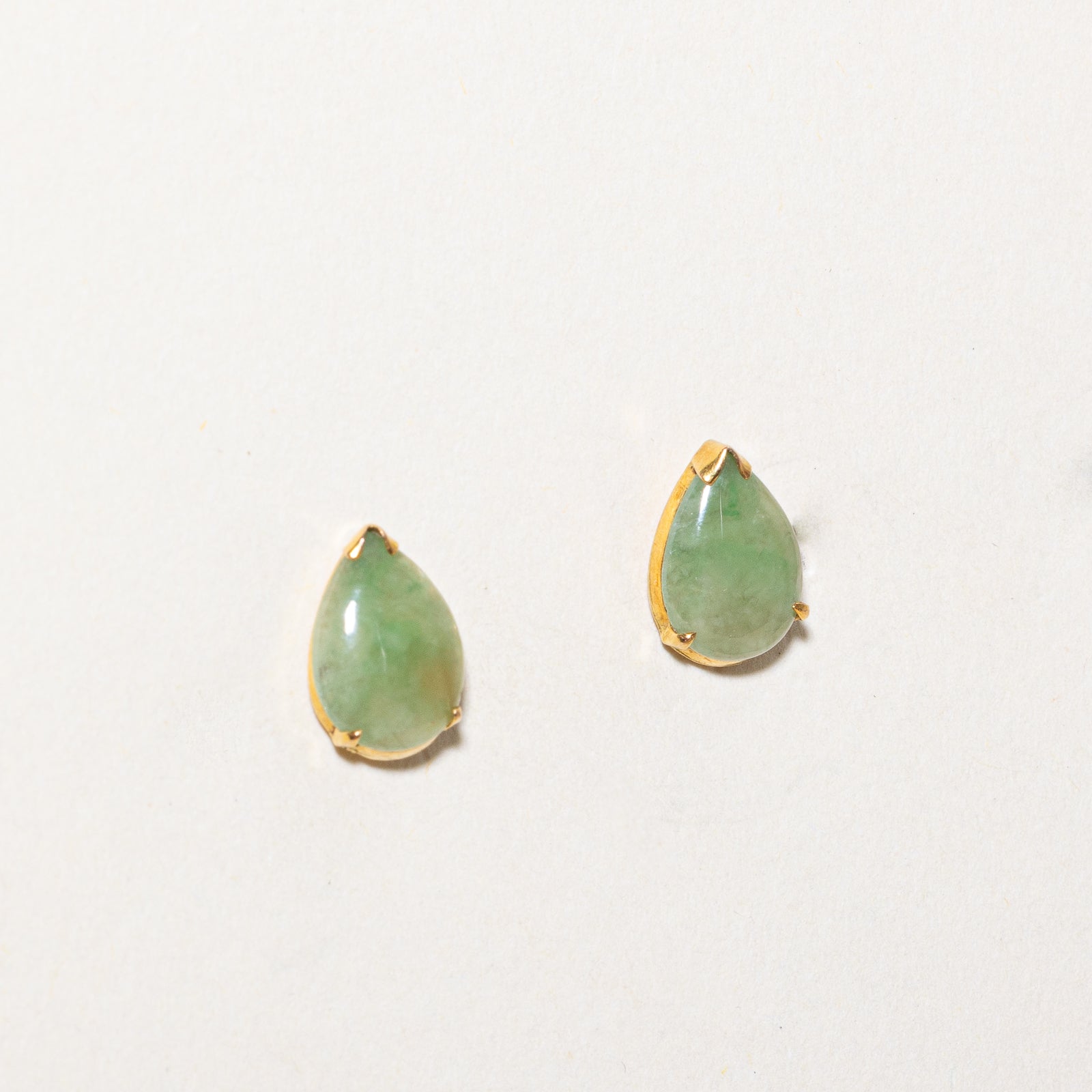 Boucles d'oreilles puces en jade cabochon poire | 2,50 ct