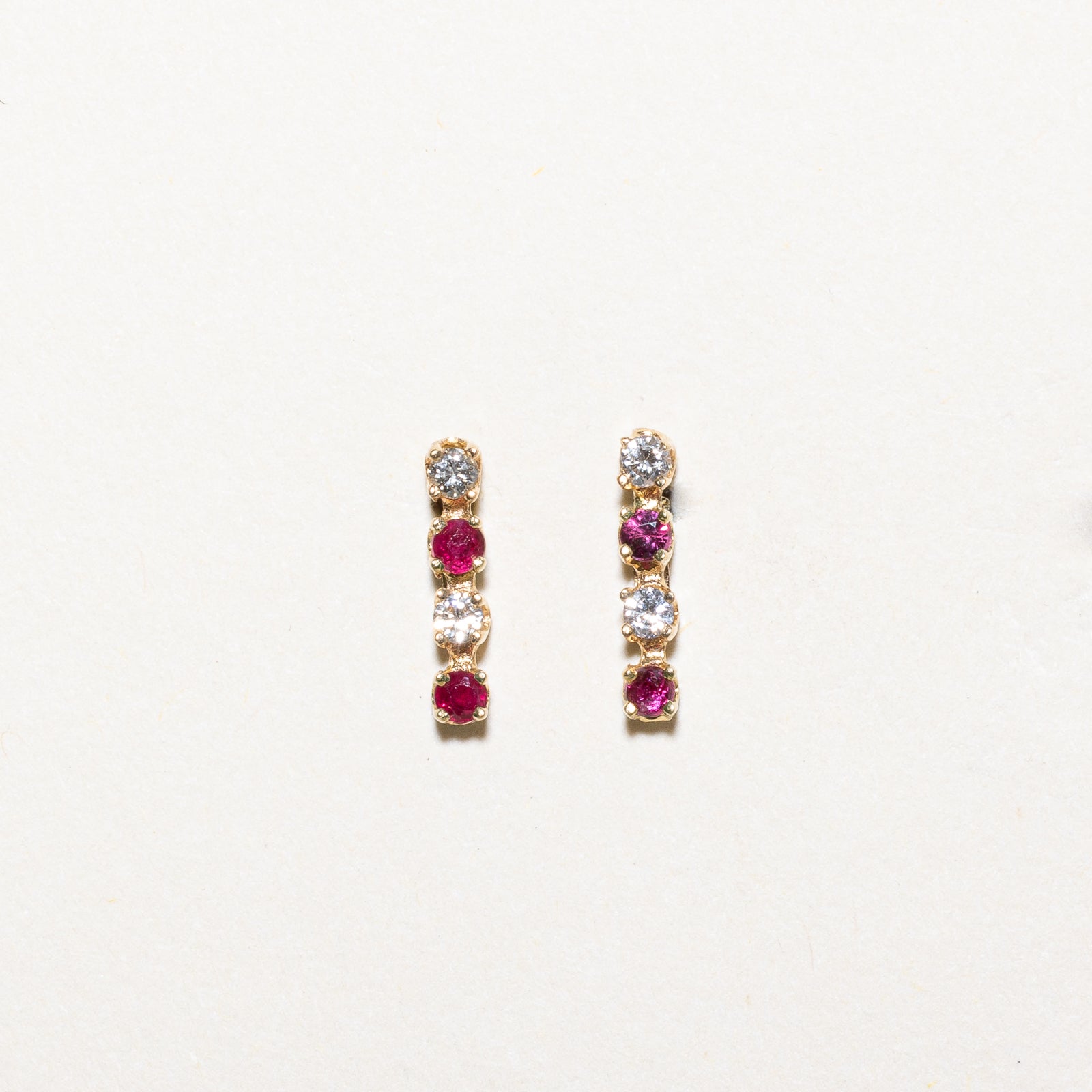 Boucles d'oreilles puces en rubis et diamants | 0,10 ct, 0,10 ct |