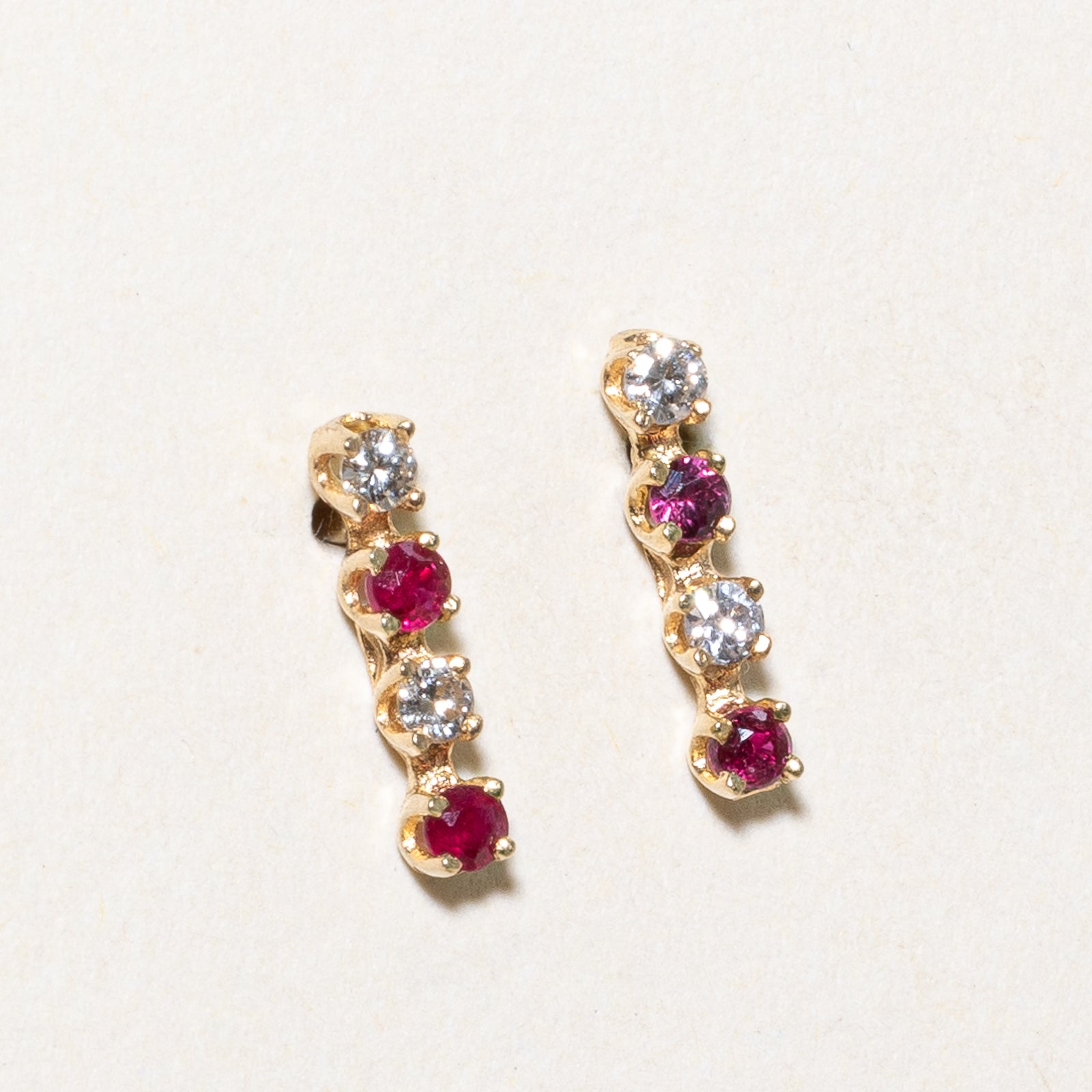 Boucles d'oreilles puces en rubis et diamants | 0,10 ct, 0,10 ct |