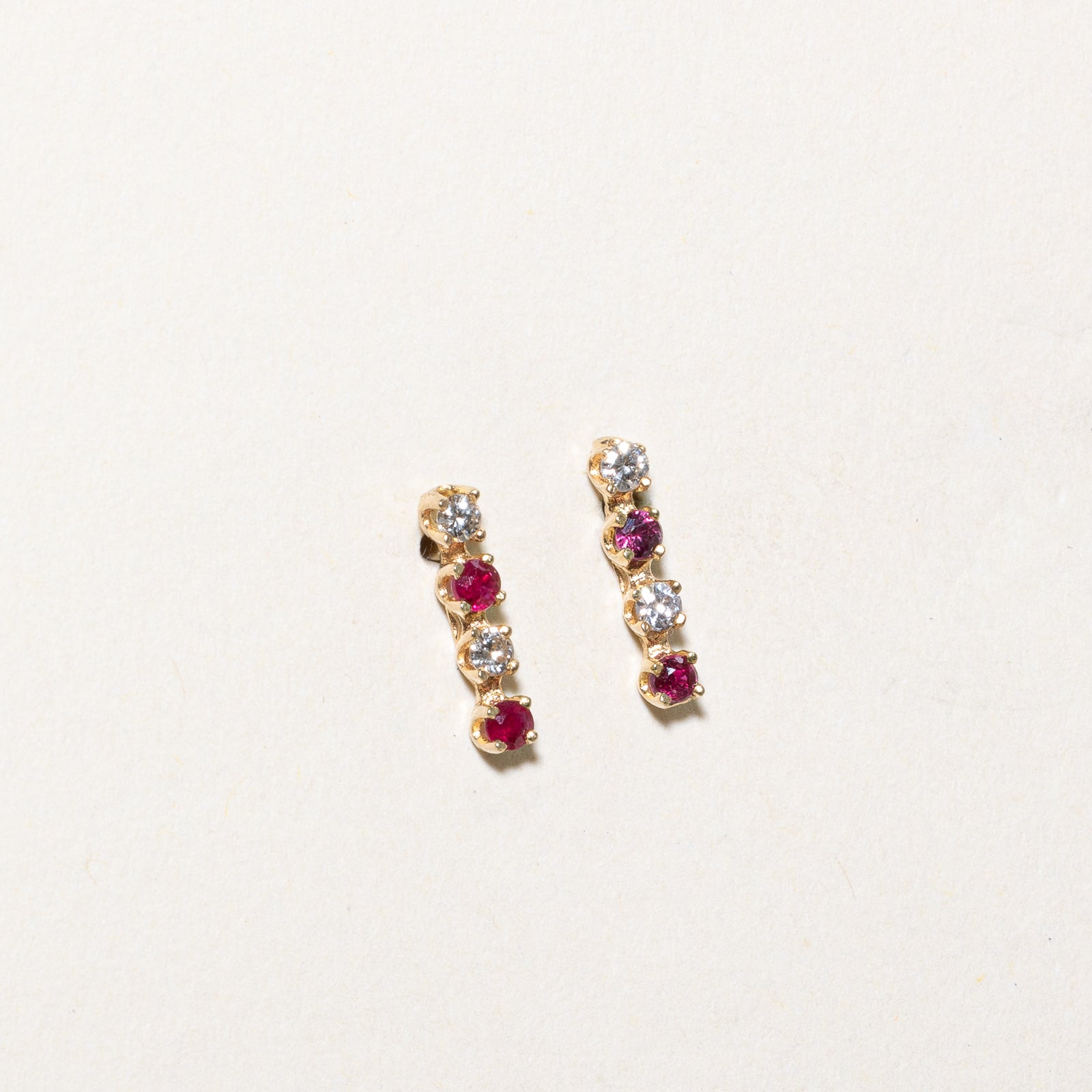 Boucles d'oreilles puces en rubis et diamants | 0,10 ct, 0,10 ct |