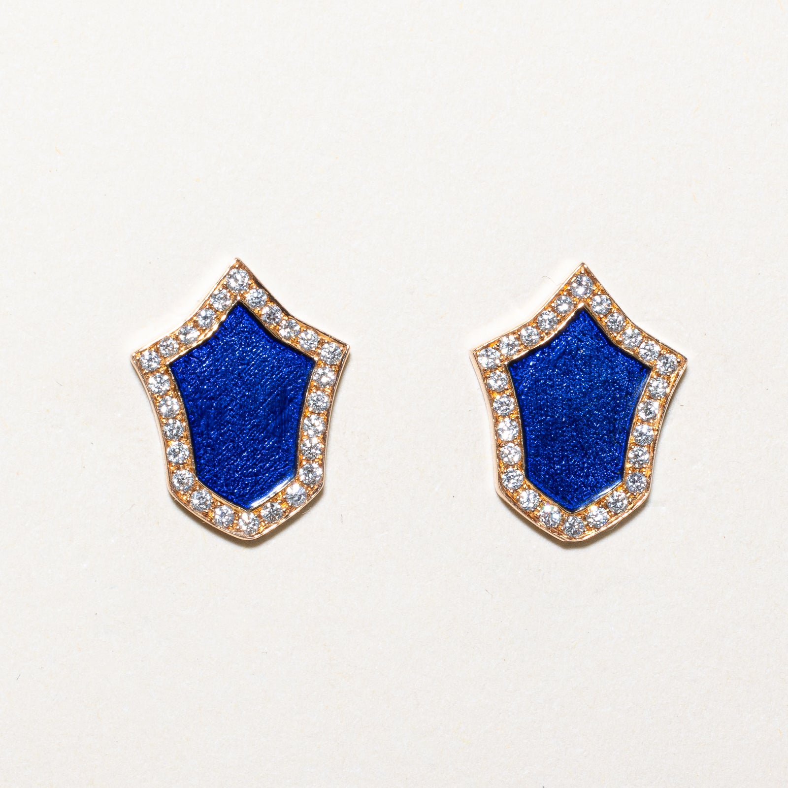 Boucles d'oreilles puces en émail bleu marine et diamants en forme de bouclier | 0,28 ct