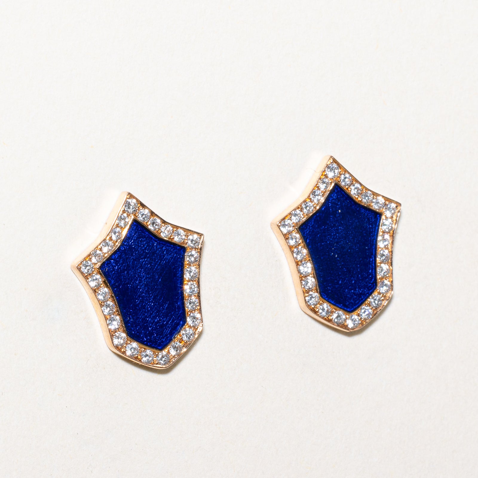 Boucles d'oreilles puces en émail bleu marine et diamants en forme de bouclier | 0,28 ct