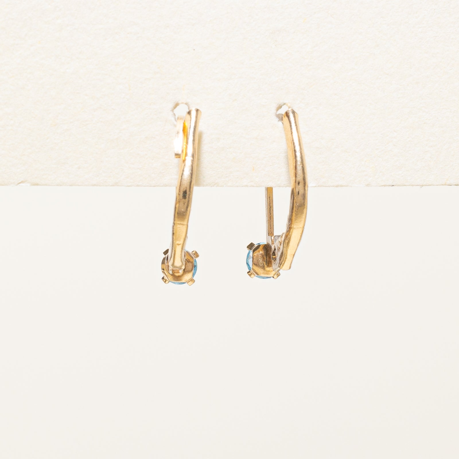 Boucles d'oreilles solitaire en topaze bleue | 0,10 ct