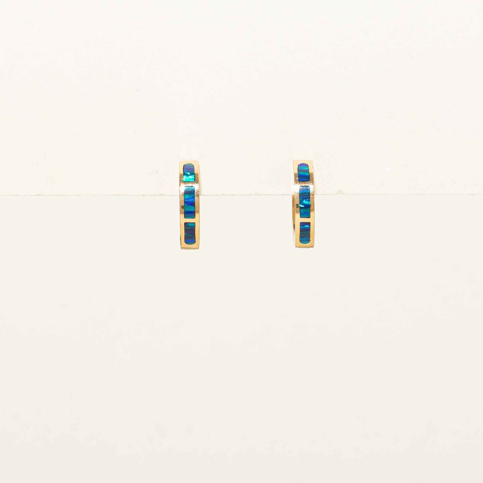 Boucles d'oreilles créoles en or jaune 14 carats avec incrustation d'opale synthétique