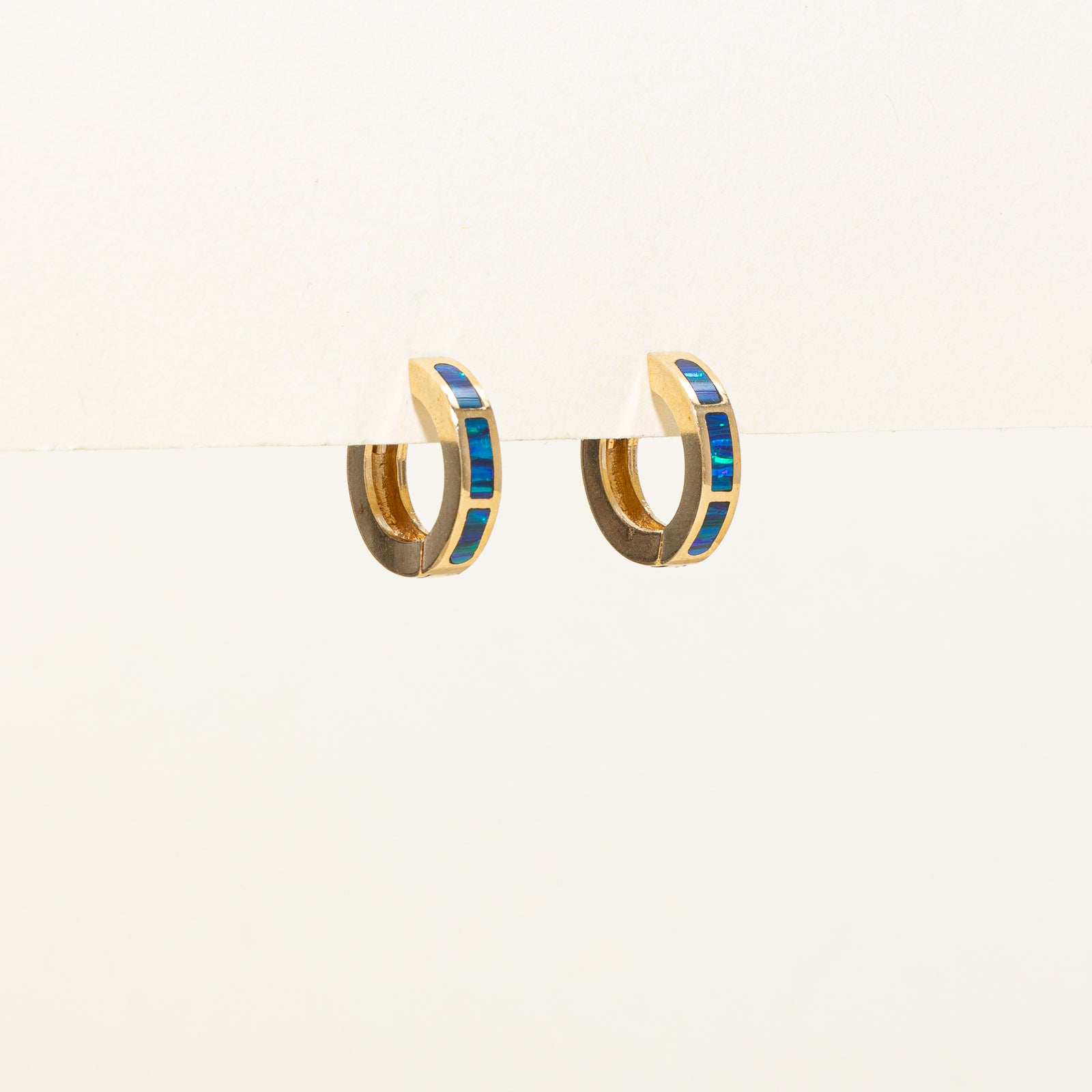 Boucles d'oreilles créoles en or jaune 14 carats avec incrustation d'opale synthétique