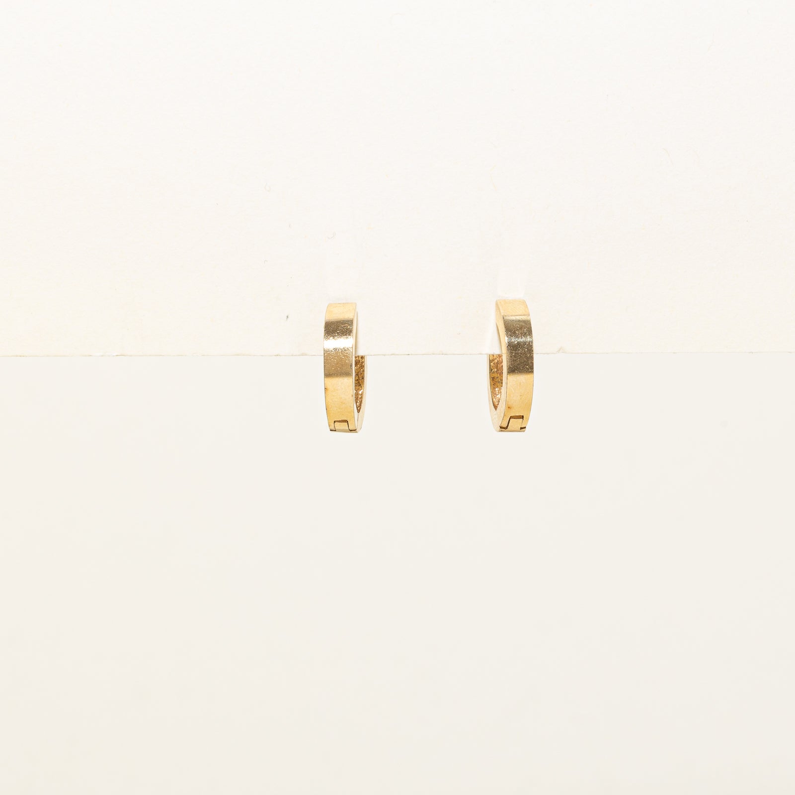 Boucles d'oreilles créoles en or jaune 14 carats avec incrustation d'opale synthétique
