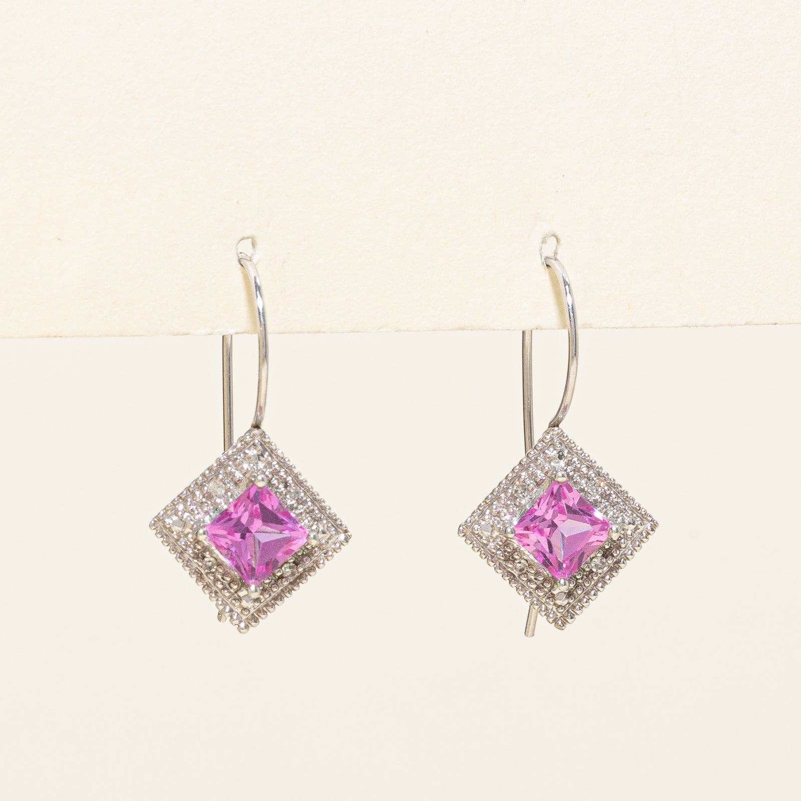 Boucles d'oreilles pendantes halo saphir synthétique et diamants | 2,00 ct, 0,04 ct |