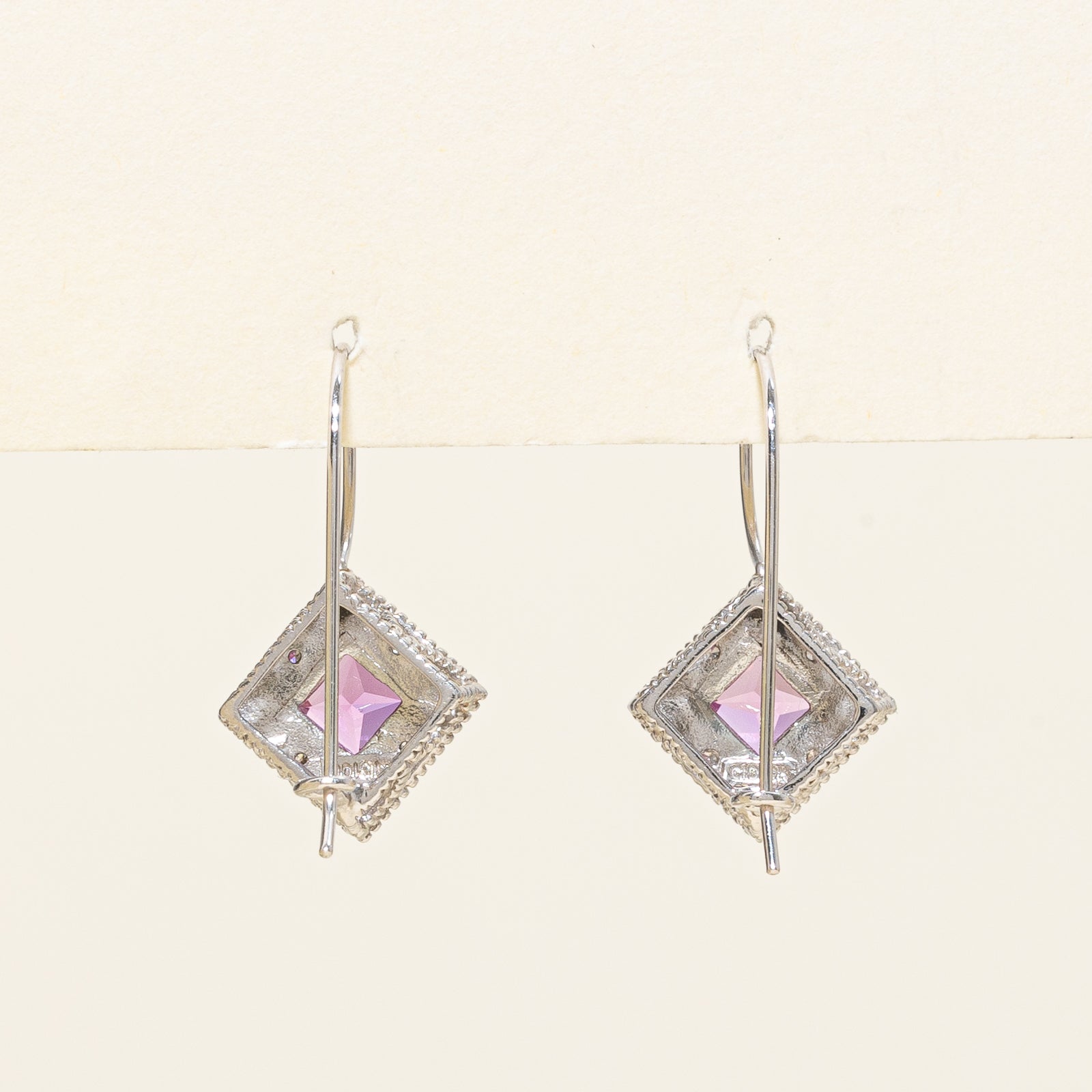 Boucles d'oreilles pendantes halo saphir synthétique et diamants | 2,00 ct, 0,04 ct |