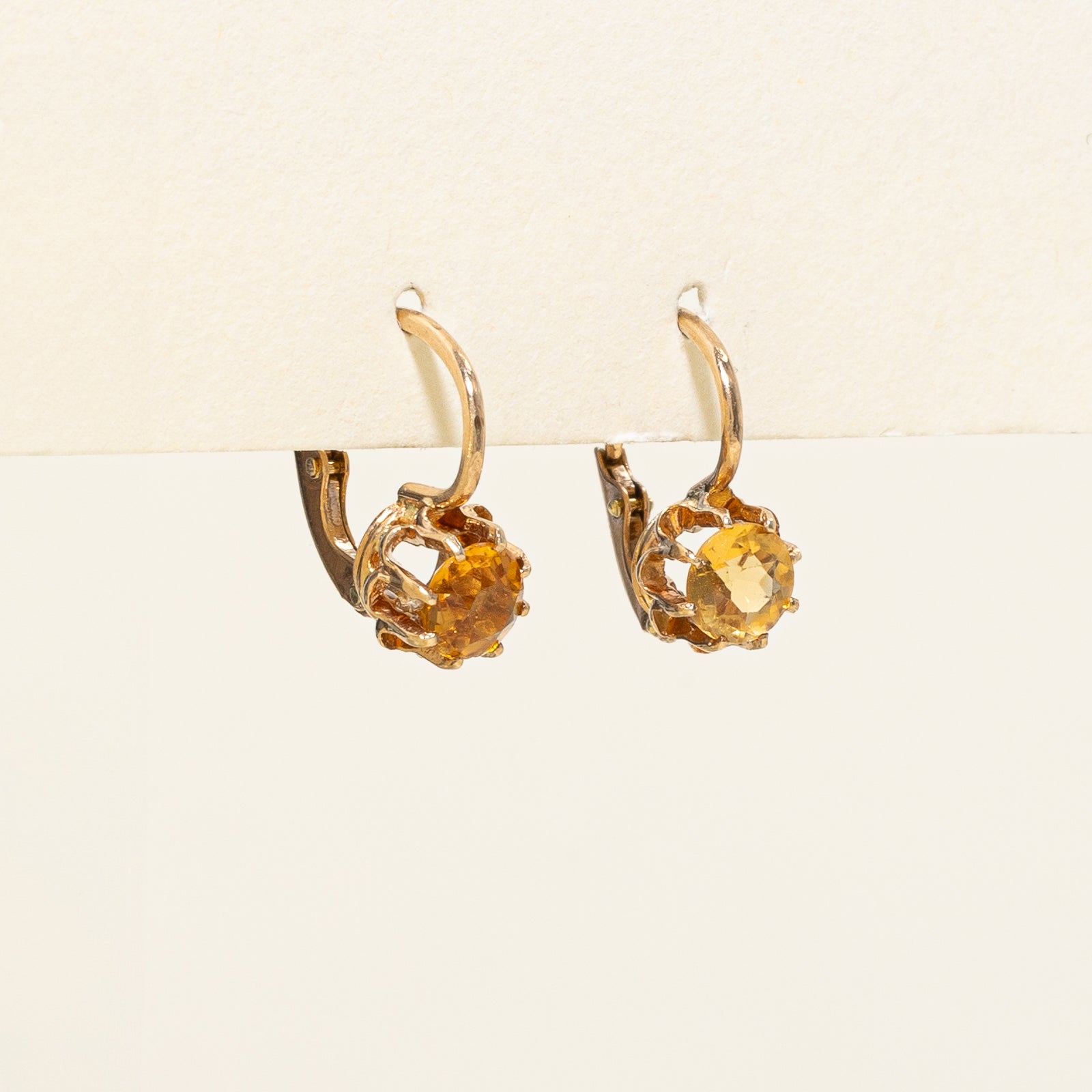 Boucles d'oreilles pendantes en citrine serties Belcher | 0,64 ct |