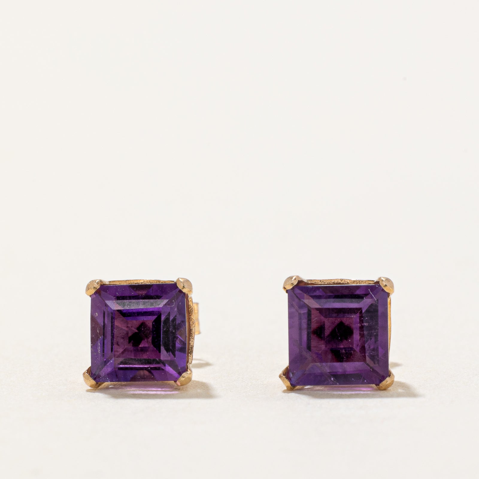 Boucles d'oreilles puces solitaire en améthyste | 1,00 ct