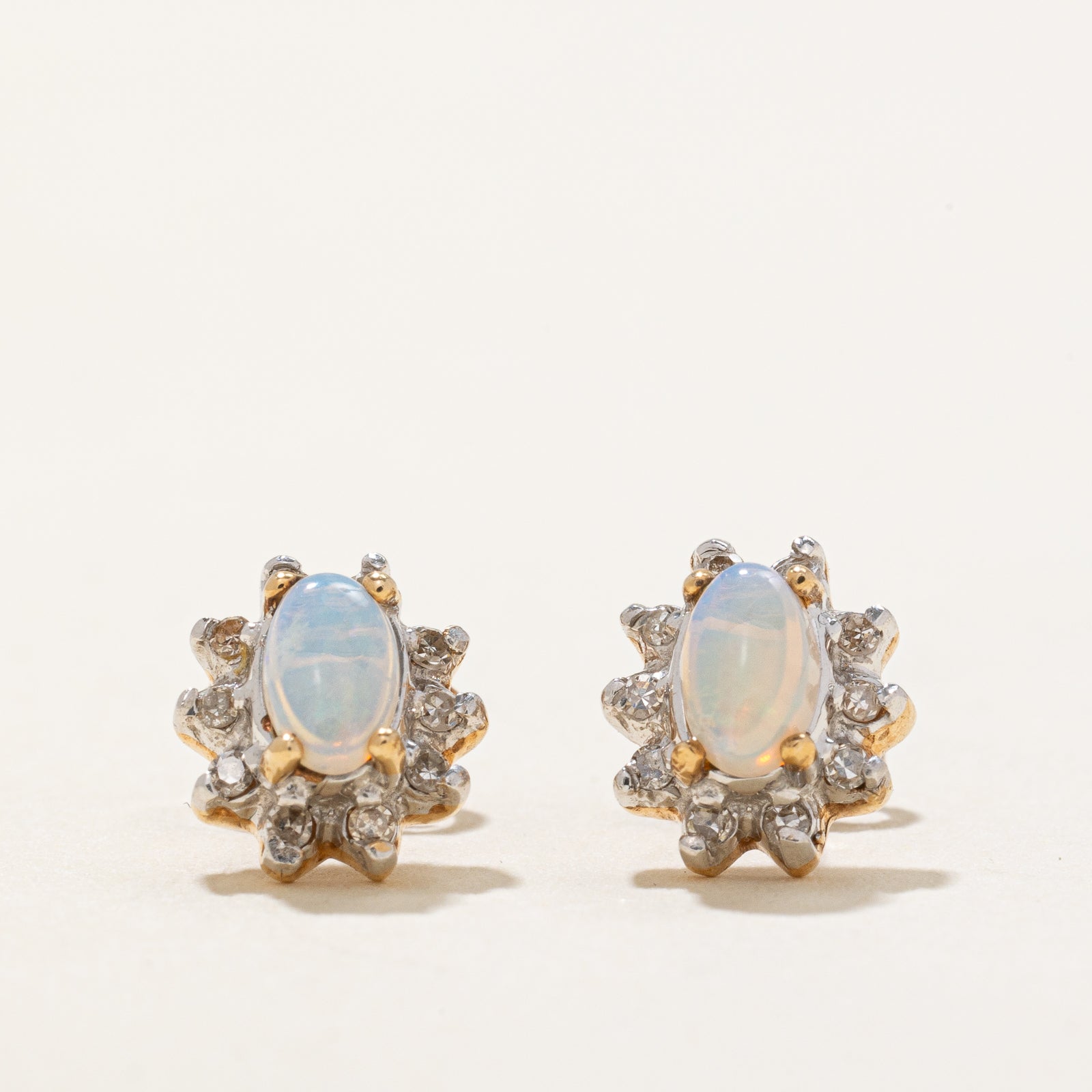 Boucles d'oreilles à clous en forme de pétales d'opale et de diamant | 0,40 ctw, 0,10 ctw |