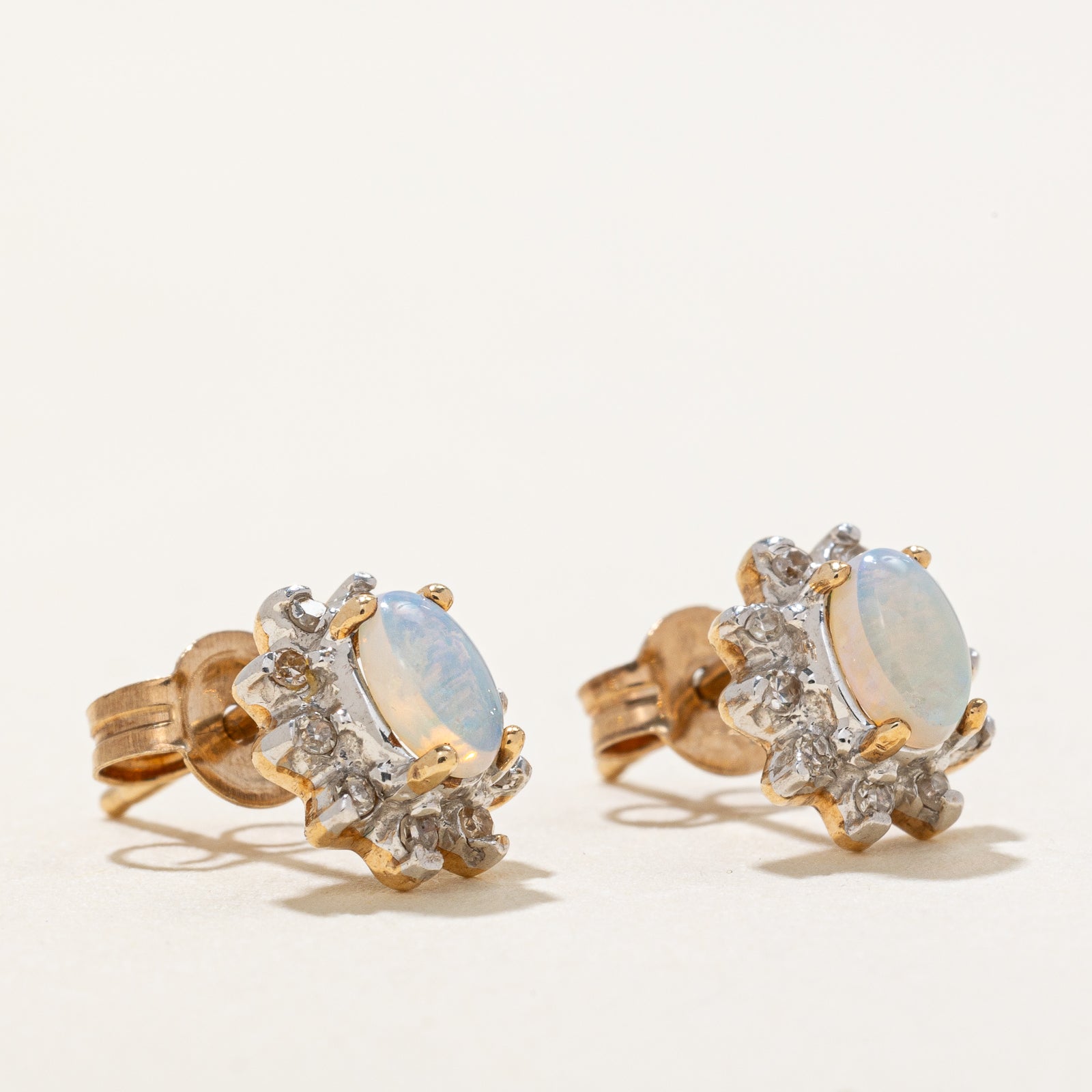 Boucles d'oreilles à clous en forme de pétales d'opale et de diamant | 0,40 ctw, 0,10 ctw |