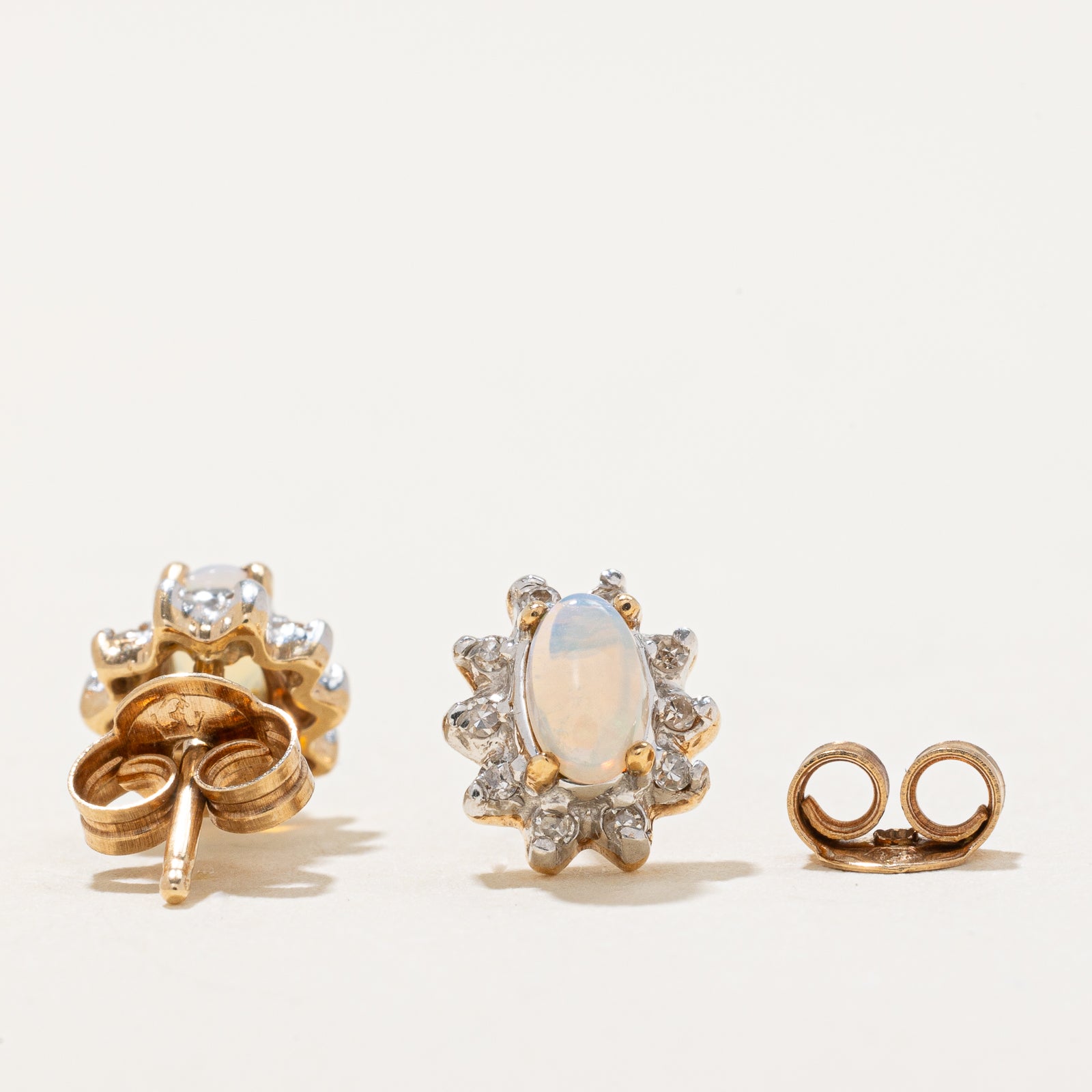 Boucles d'oreilles à clous en forme de pétales d'opale et de diamant | 0,40 ctw, 0,10 ctw |