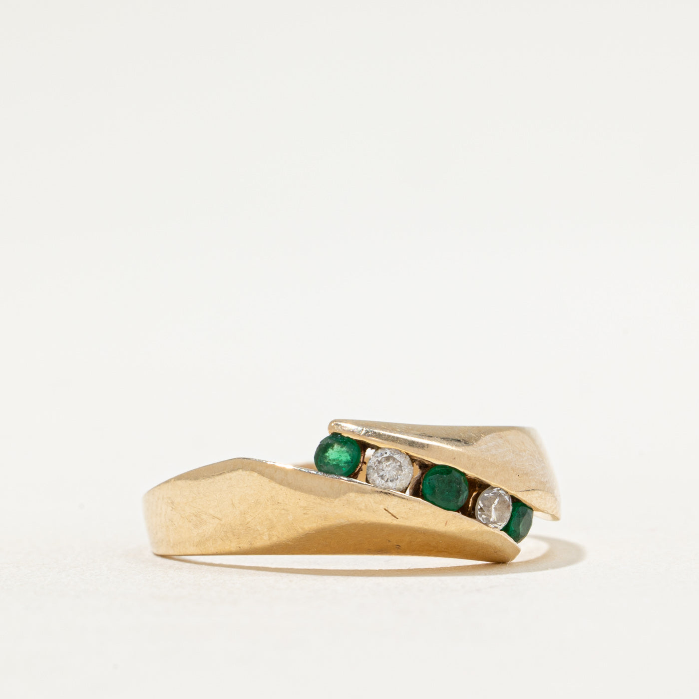 Bague sertie tension d'émeraudes et de diamants | 0,08 ct au total, 0,08 ct au total | Taille 9,5