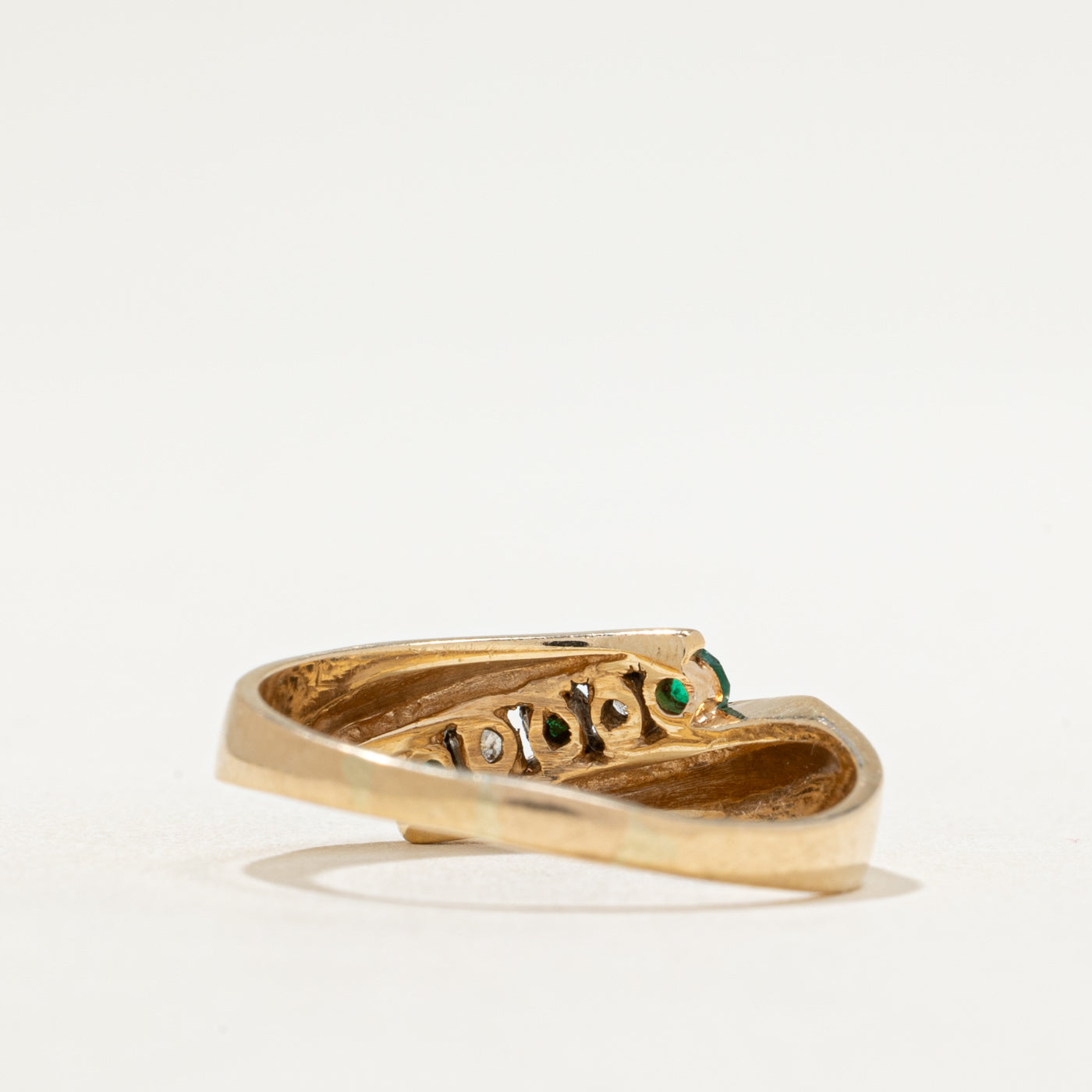 Bague sertie tension d'émeraudes et de diamants | 0,08 ct au total, 0,08 ct au total | Taille 9,5