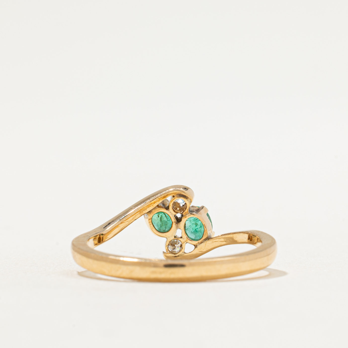 Bague sertie d'émeraudes et de diamants | 0,30 ct au total, 0,02 ct² | Taille 7,25